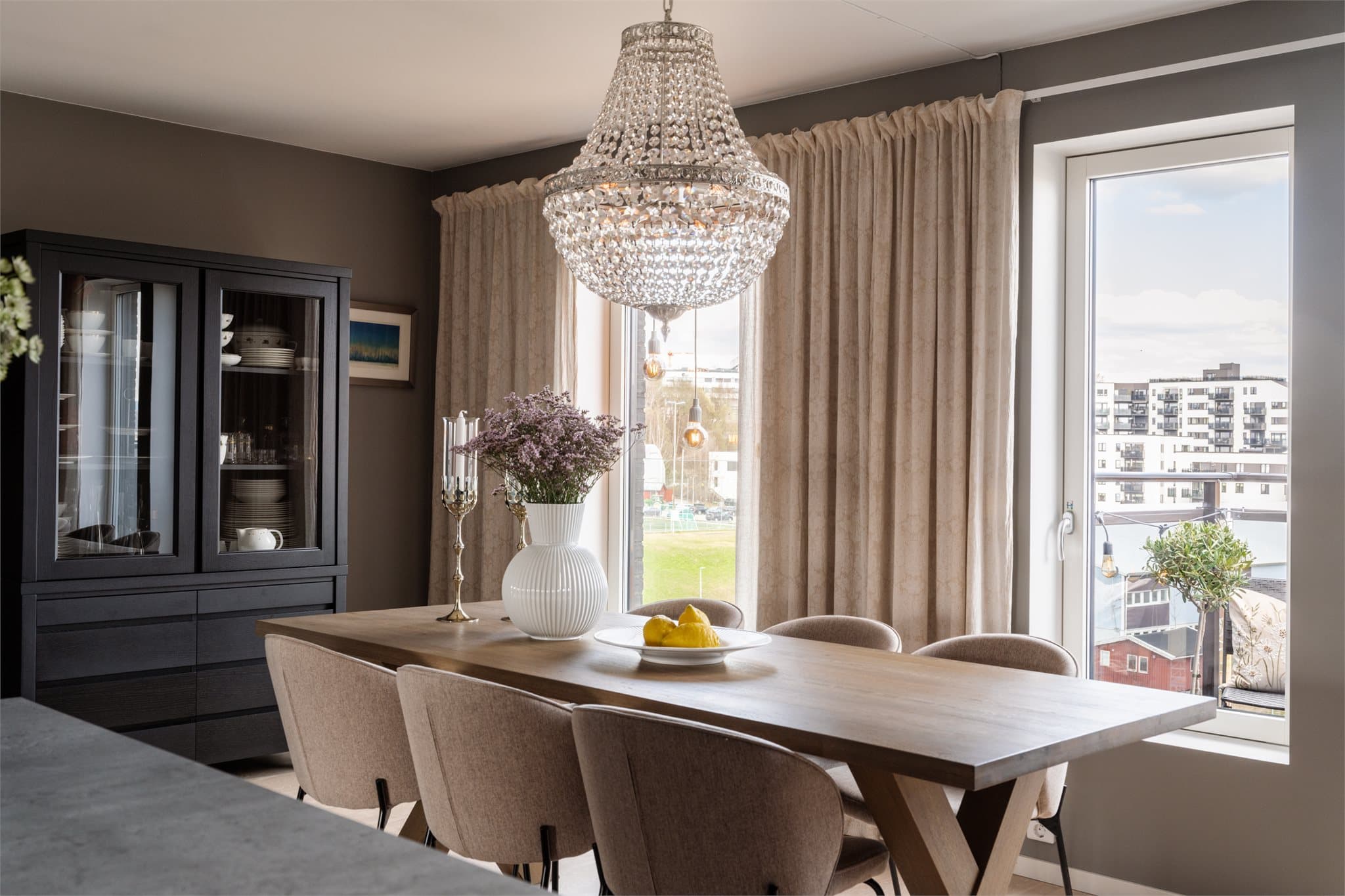 Vinduet til venstre var under prosjektering planlagt som soverom og det er mulig å etablere et soverom her dersom man ønsker 4-roms istedet.