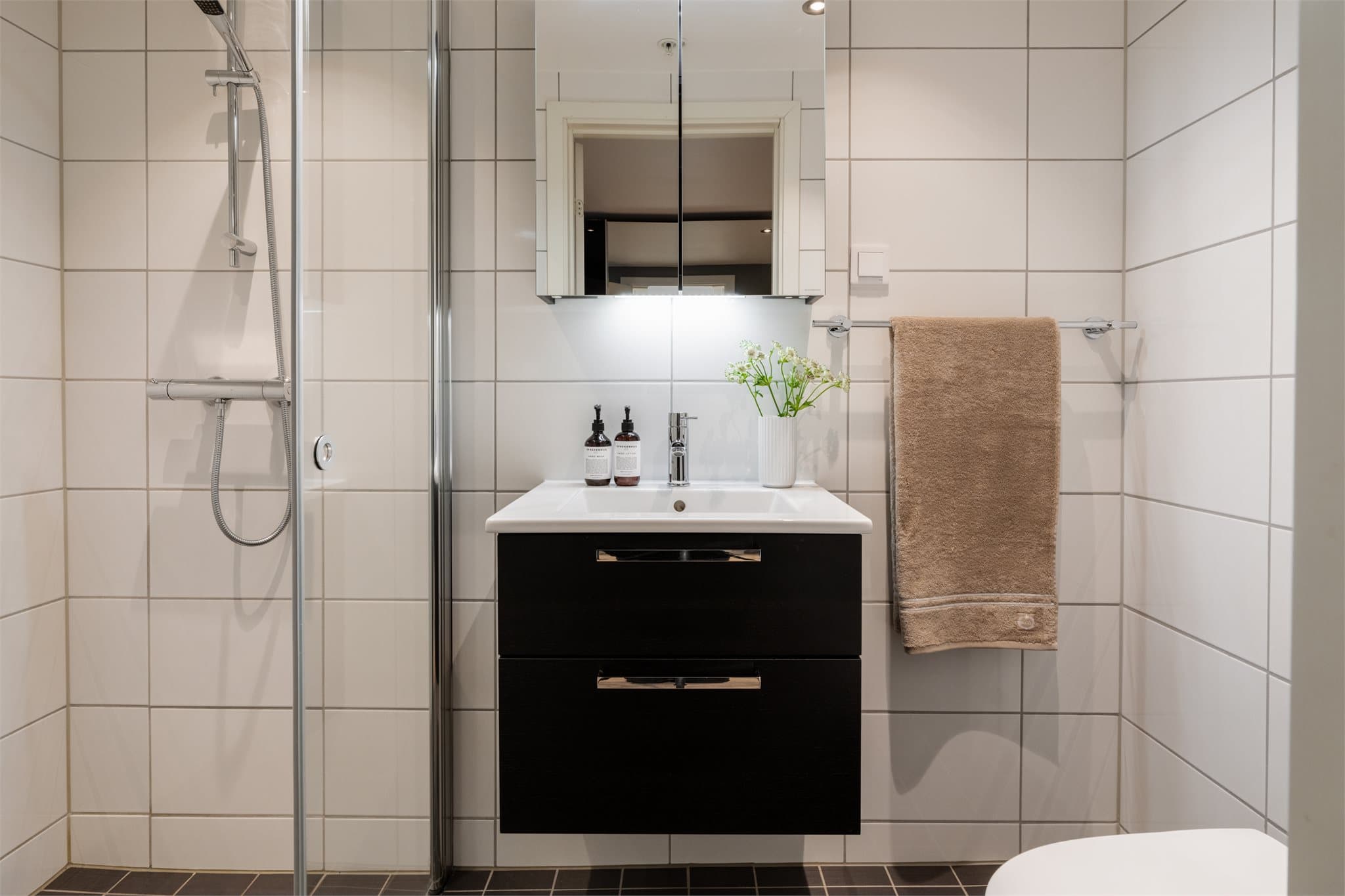 Komplett bad med dusj, egen skapinnredning, gulvvarme og downlights.