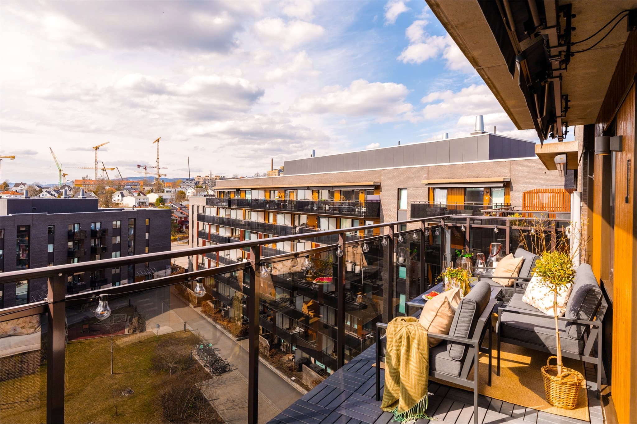 Det er montert to elektriske markiser som dekker hele eller halve balkongen etter ønske og behov.