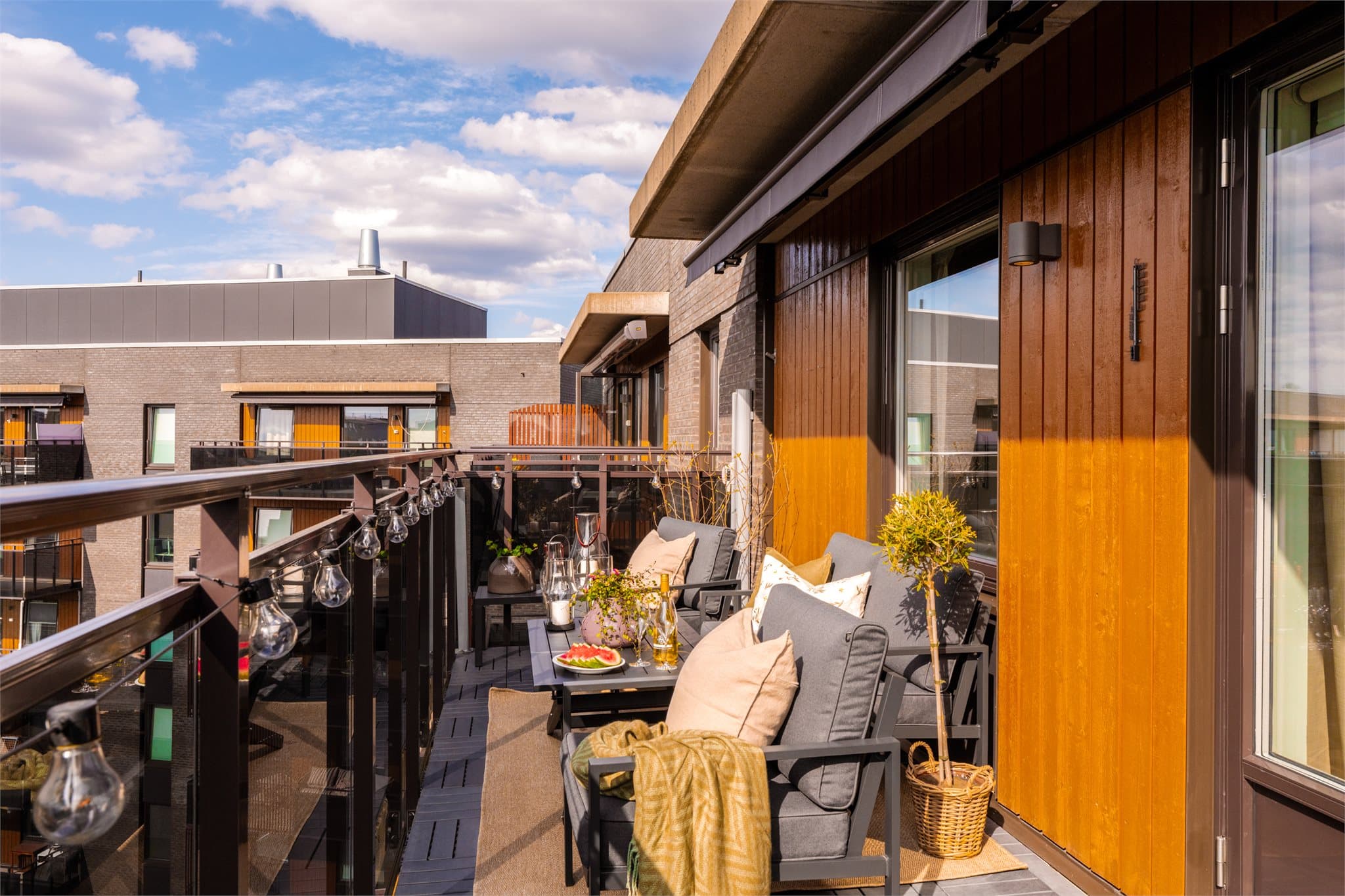 Her har du god plass til hyggelige sammenkomster om sommeren.