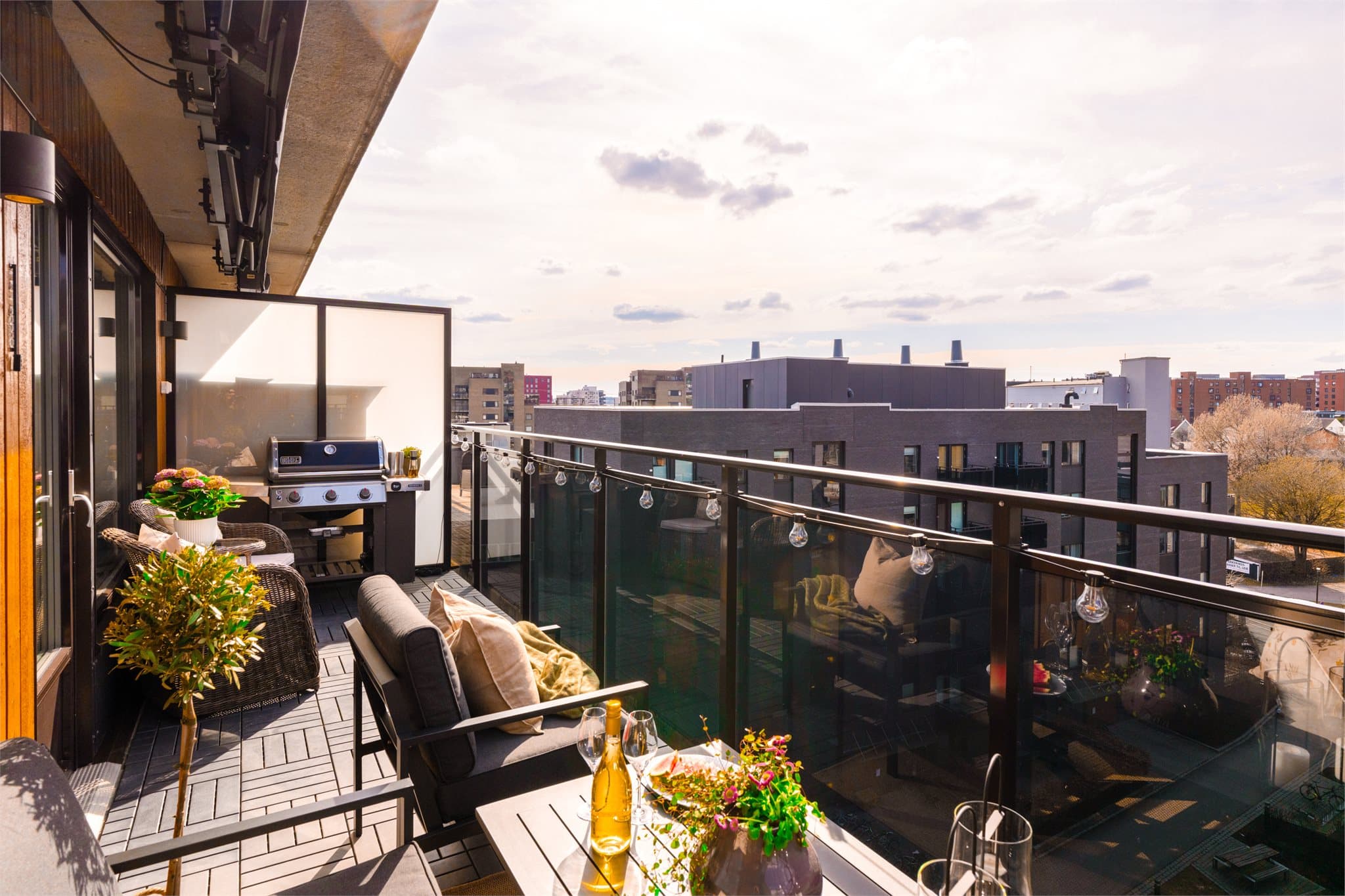 Boligen har to balkonger og dette er hovedbalkongen på ca. 15 kvm med god plass til flere soner.