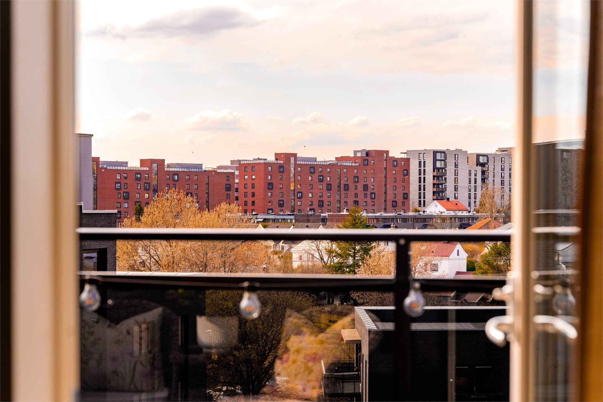 Balkongen har fri utsikt og vender vestover med gode solforhold fra ca. 14:30 og til sent på kveld/solnedgang.