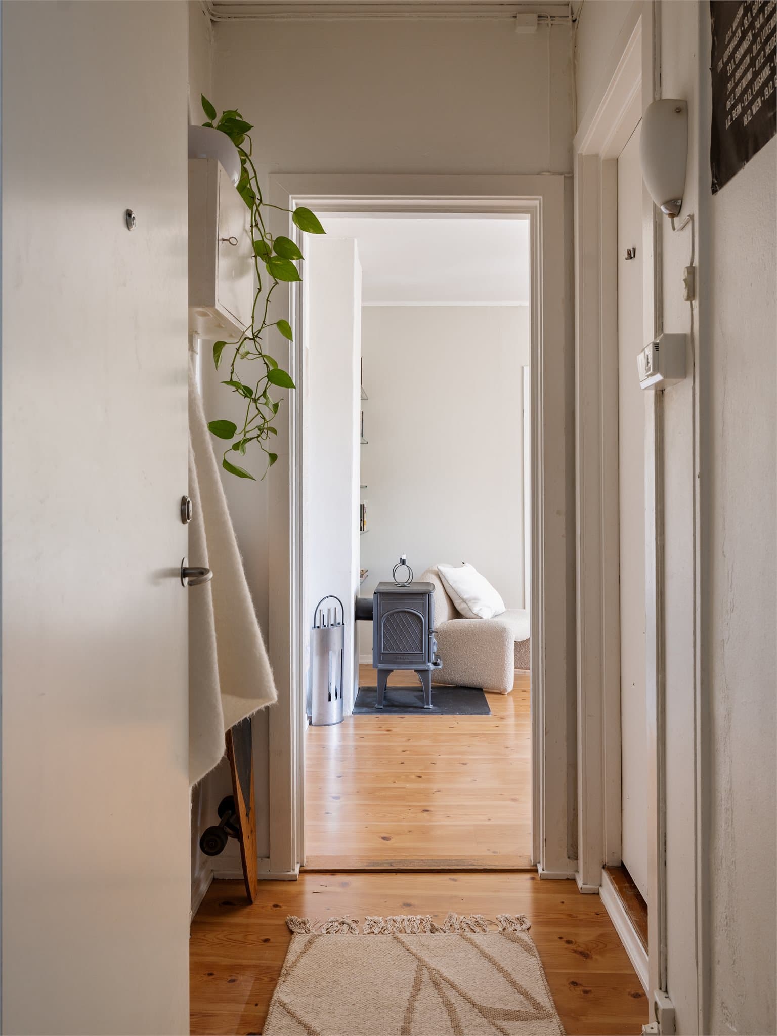 Entréen fremstår som praktisk og funksjonell, med plass til oppheng av yttertøy og oppbevaring av sko.