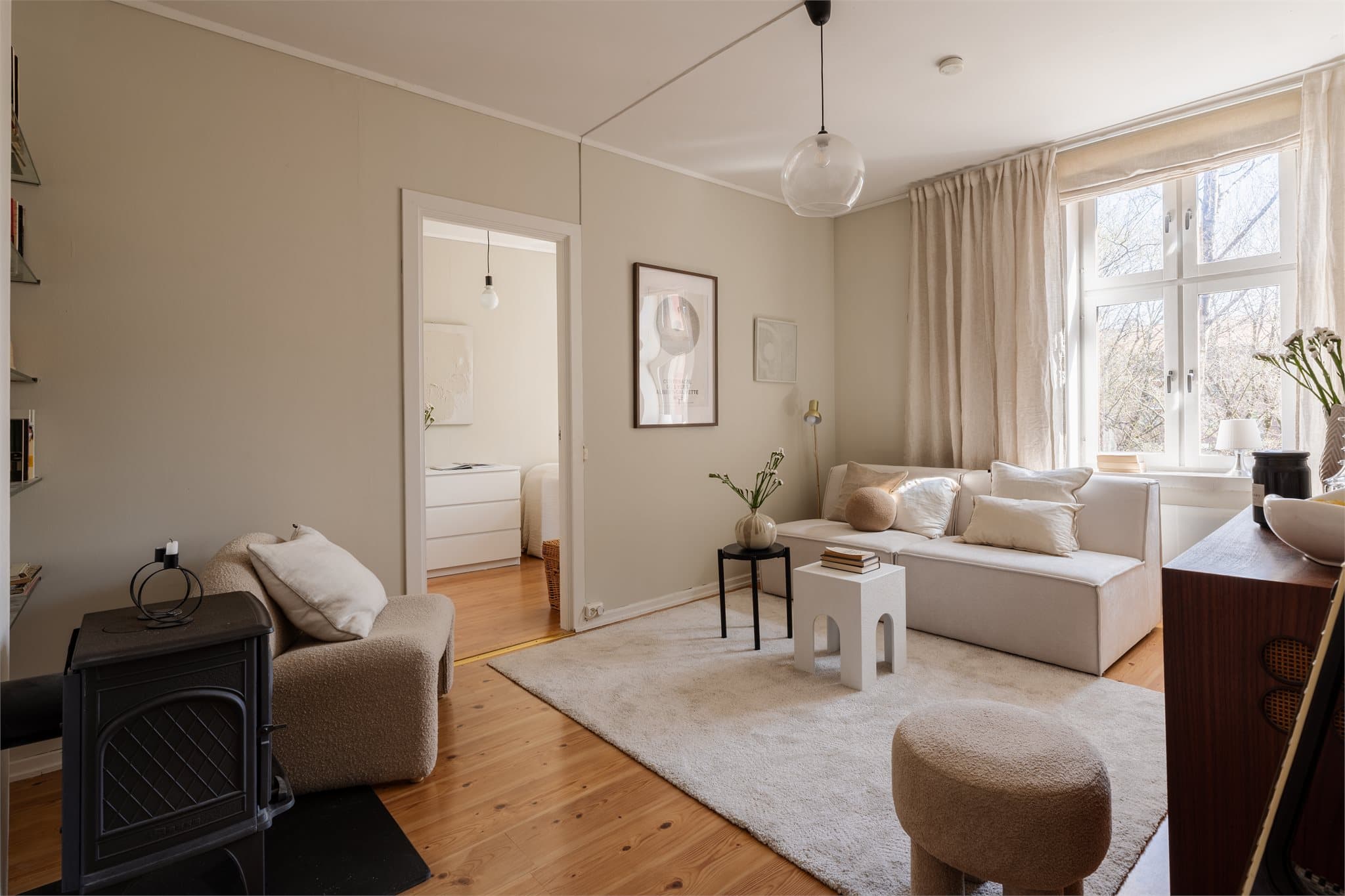 Stuen er leilighetens samlingspunkt. Den gode takhøyden på 2,6 meter gir en luftig romfølelse.