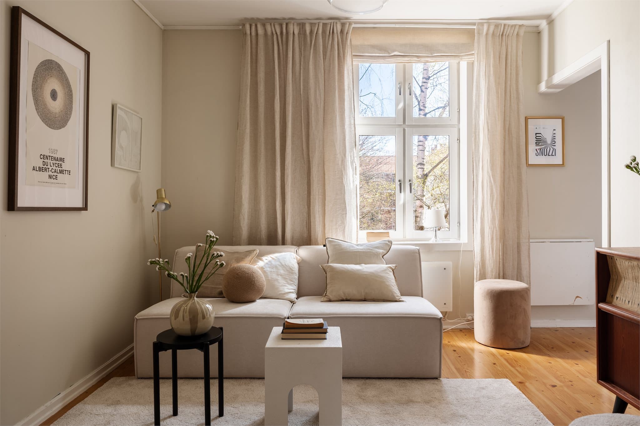 Leiligheten har en tilbaketrukket beliggenhet, med vinduer som vender ut mot et rolig gårdsrom.