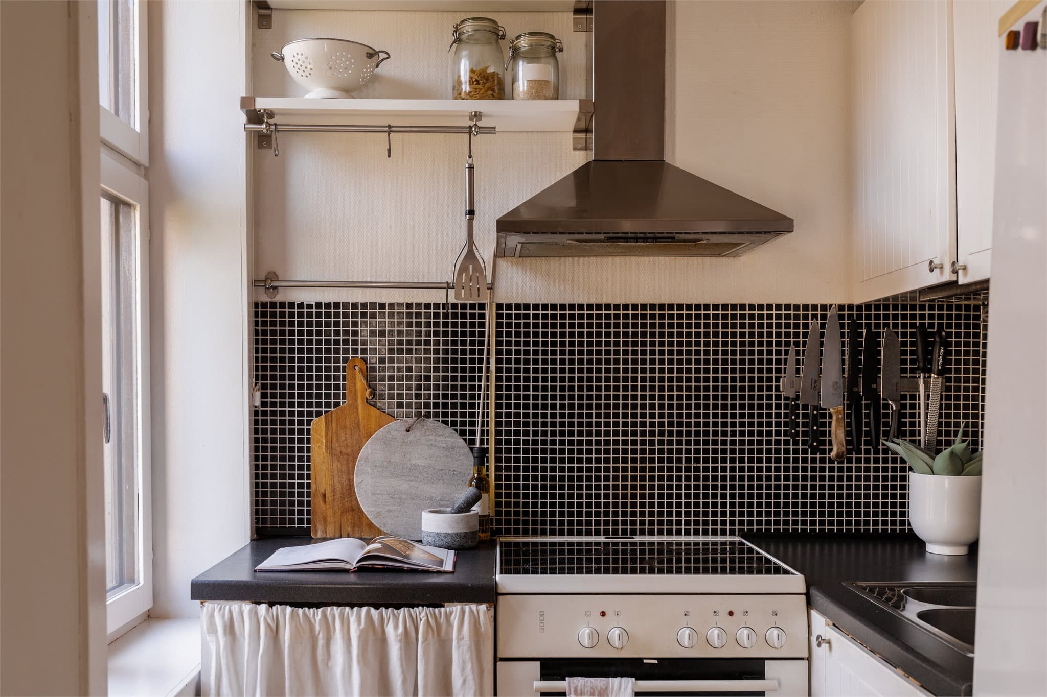 Kjøkkenet er en del av den åpne løsningen mot stuen. Innredningen har profilerte fronter og laminatbenkeplate.