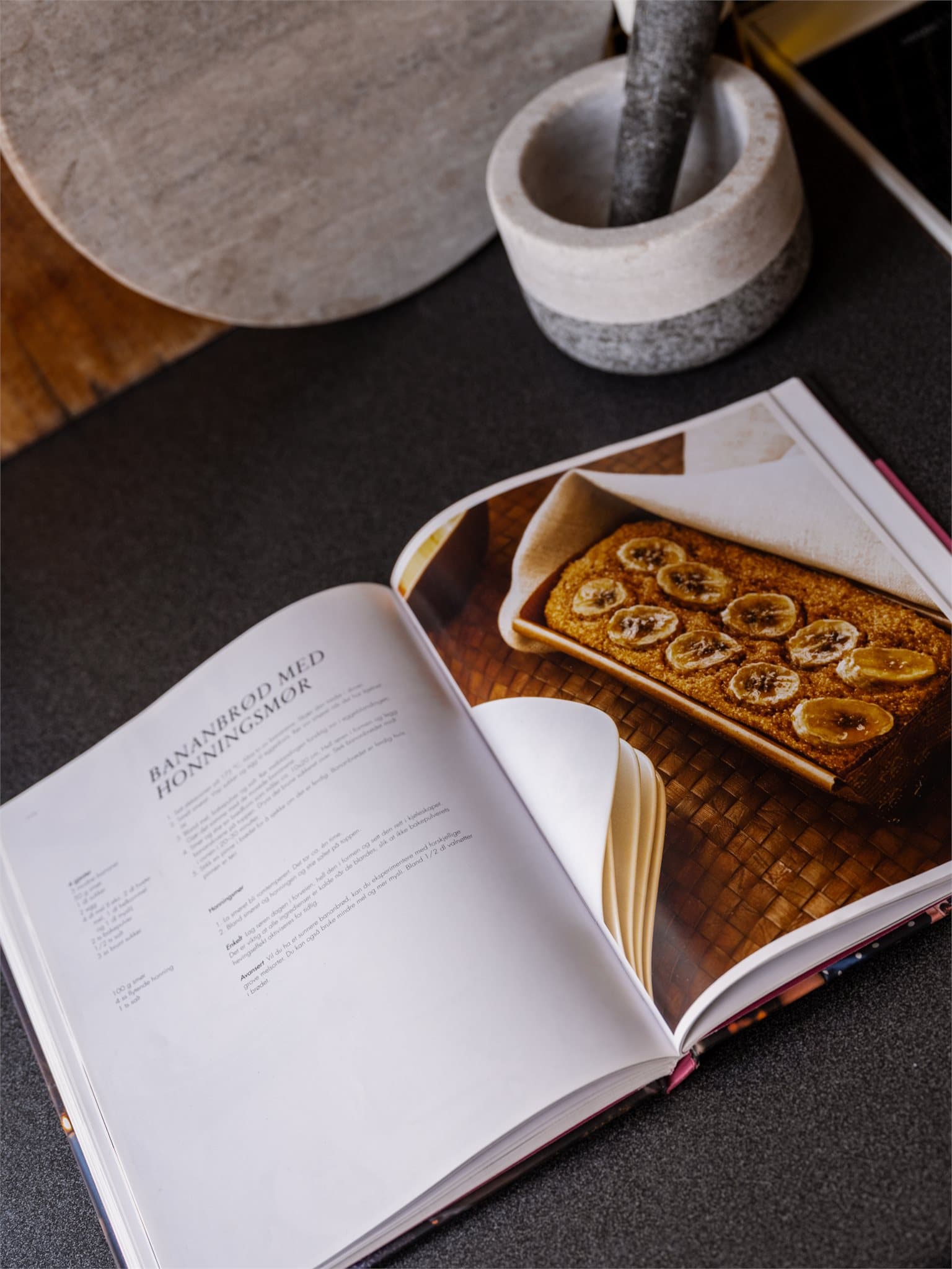 Kjøkkenet er utstyrt med kullfilterventilator over kokeplassen og har opplegg for vaskemaskin.