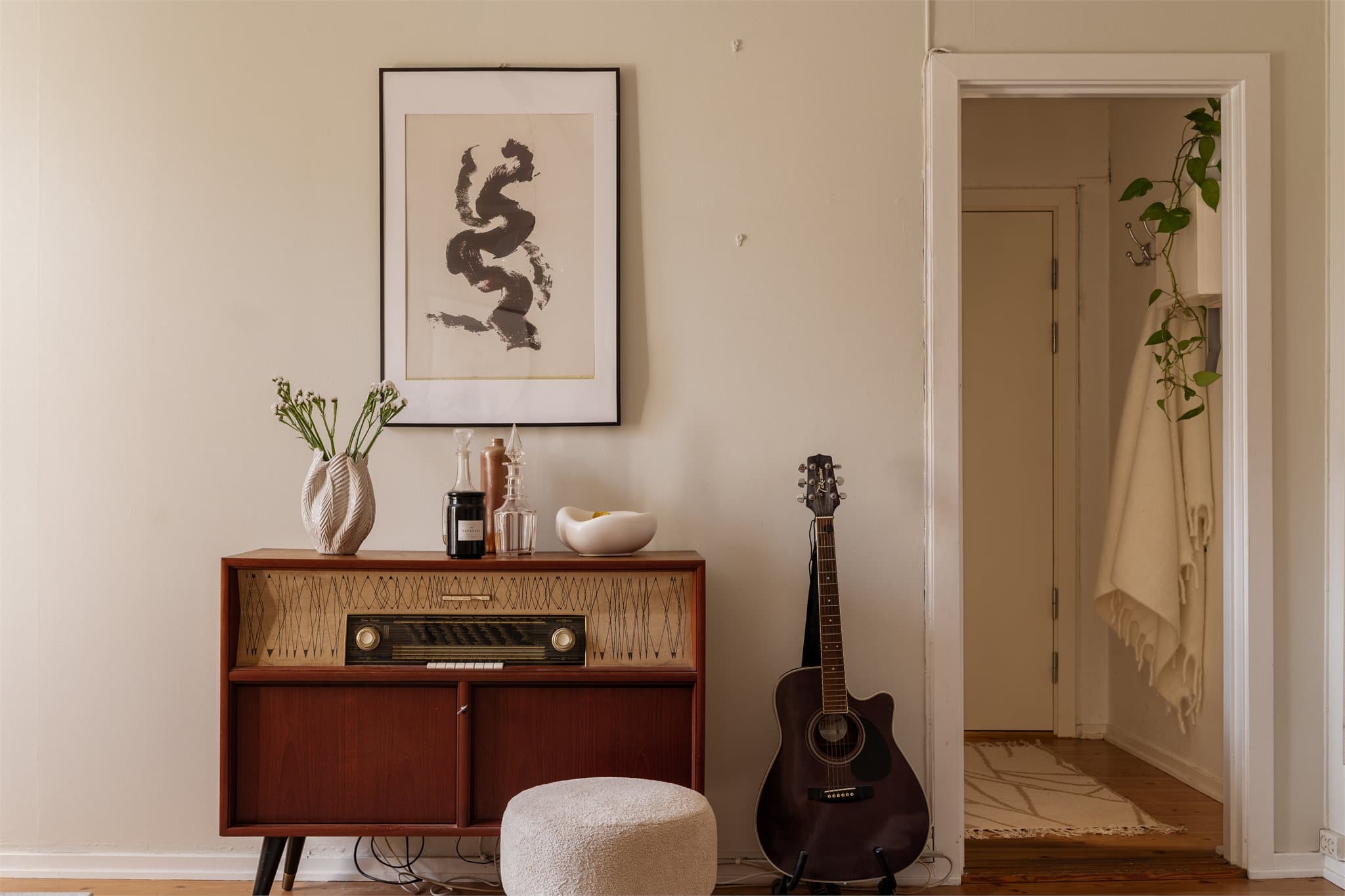 Gjennomgående laminatgulv i oppholdsrommene skaper en helhetlig og sammenhengende følelse.