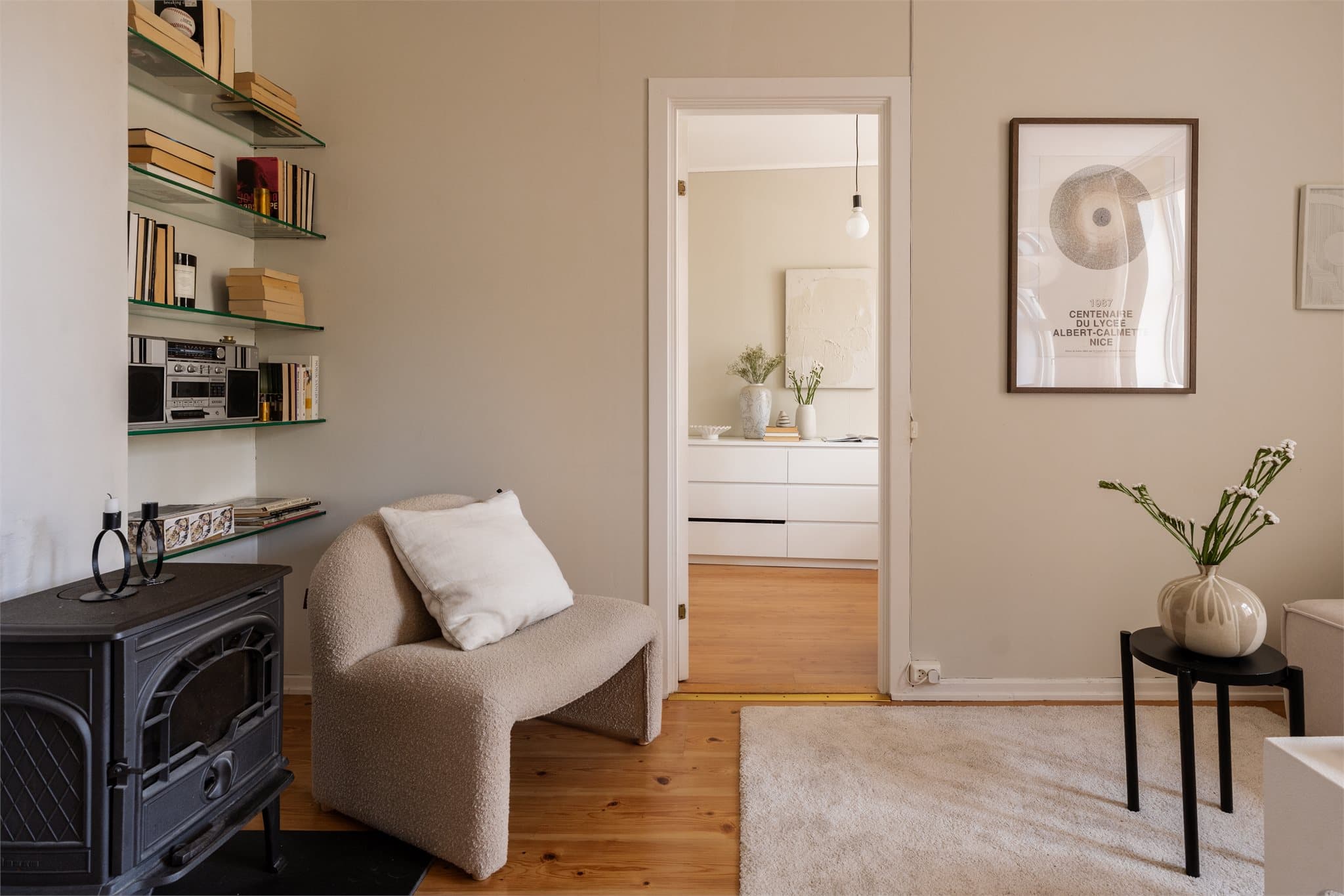 Fra stuen er det inngang til et romslig soverom, praktisk adskilt fra leilighetens sosiale sone.