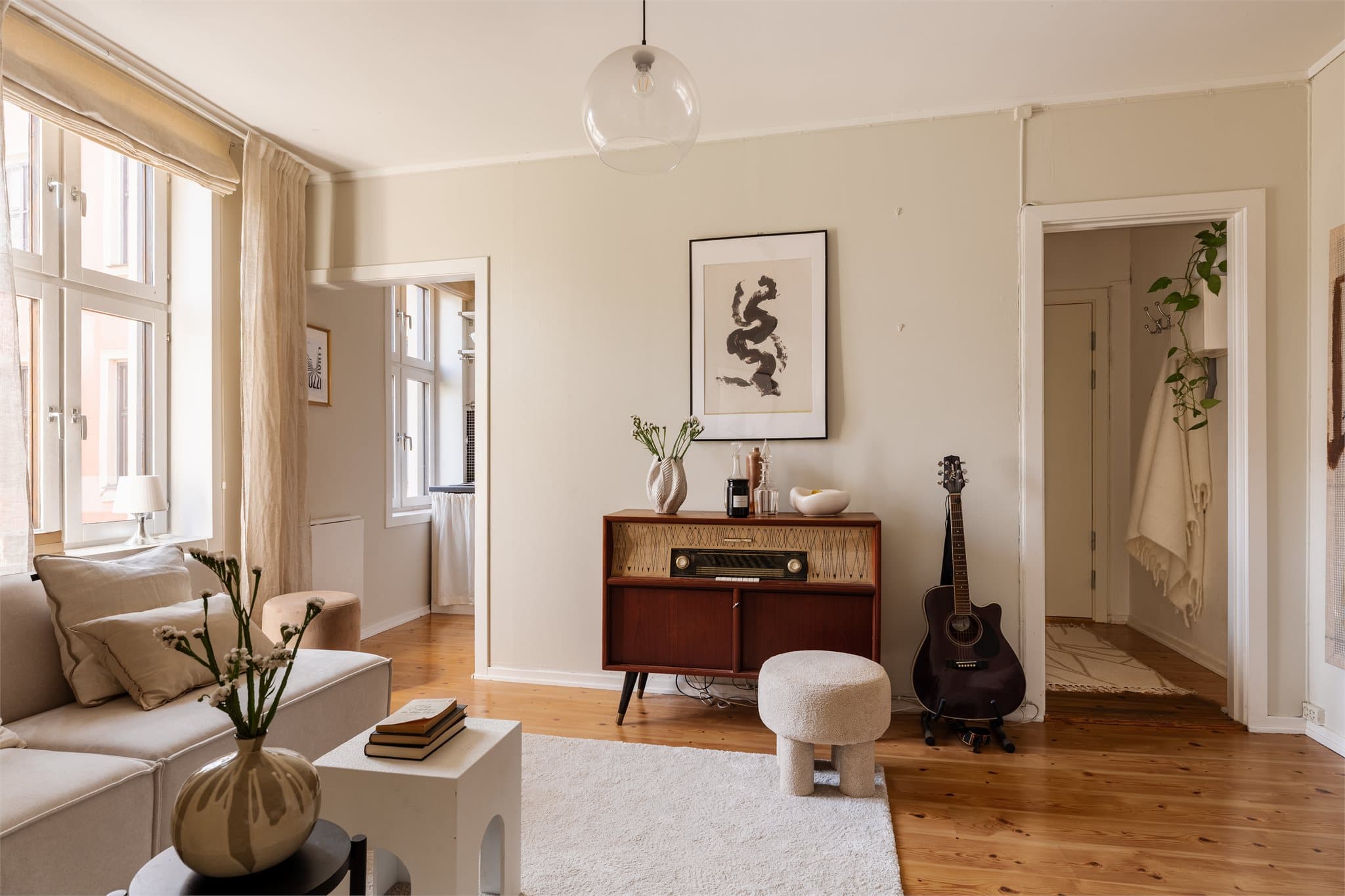 Her presenteres en arealeffektiv og lys 2-roms leilighet i en klassisk bygård fra 1896. Planløsningen på 32 m² er optimalt utnyttet med adskilt soverom.