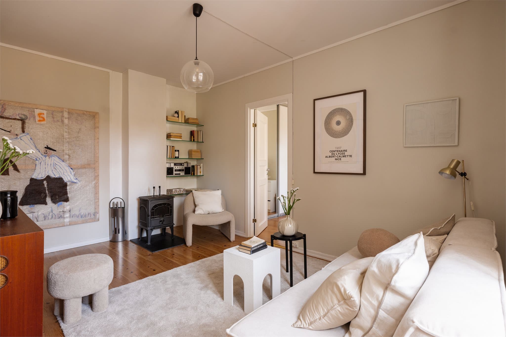 En oversikt over stuen som viser den gode romfølelsen og de ulike sonene.