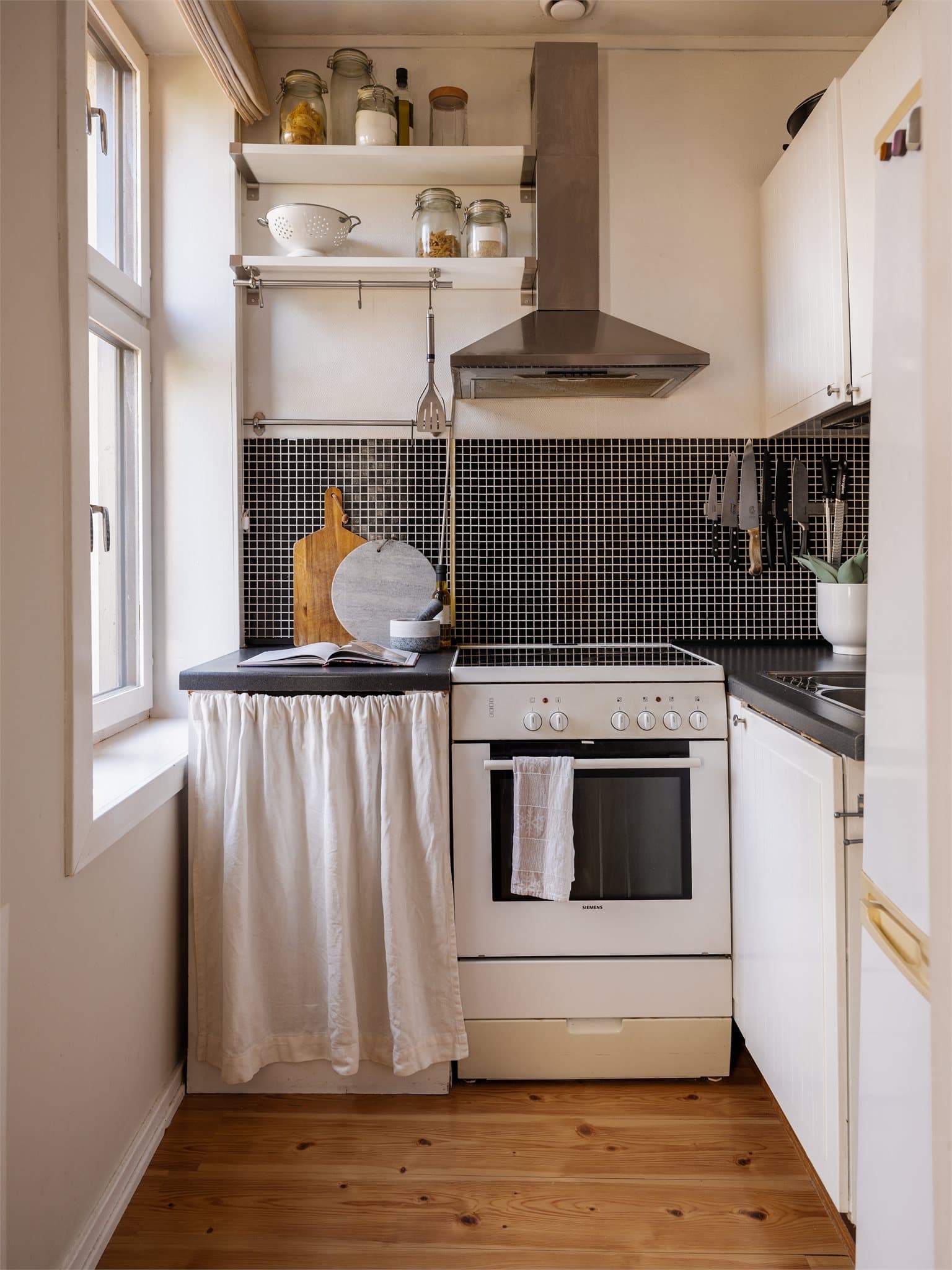 Kjøkkenet er kompakt og funksjonelt, med alt du trenger innen rekkevidde.