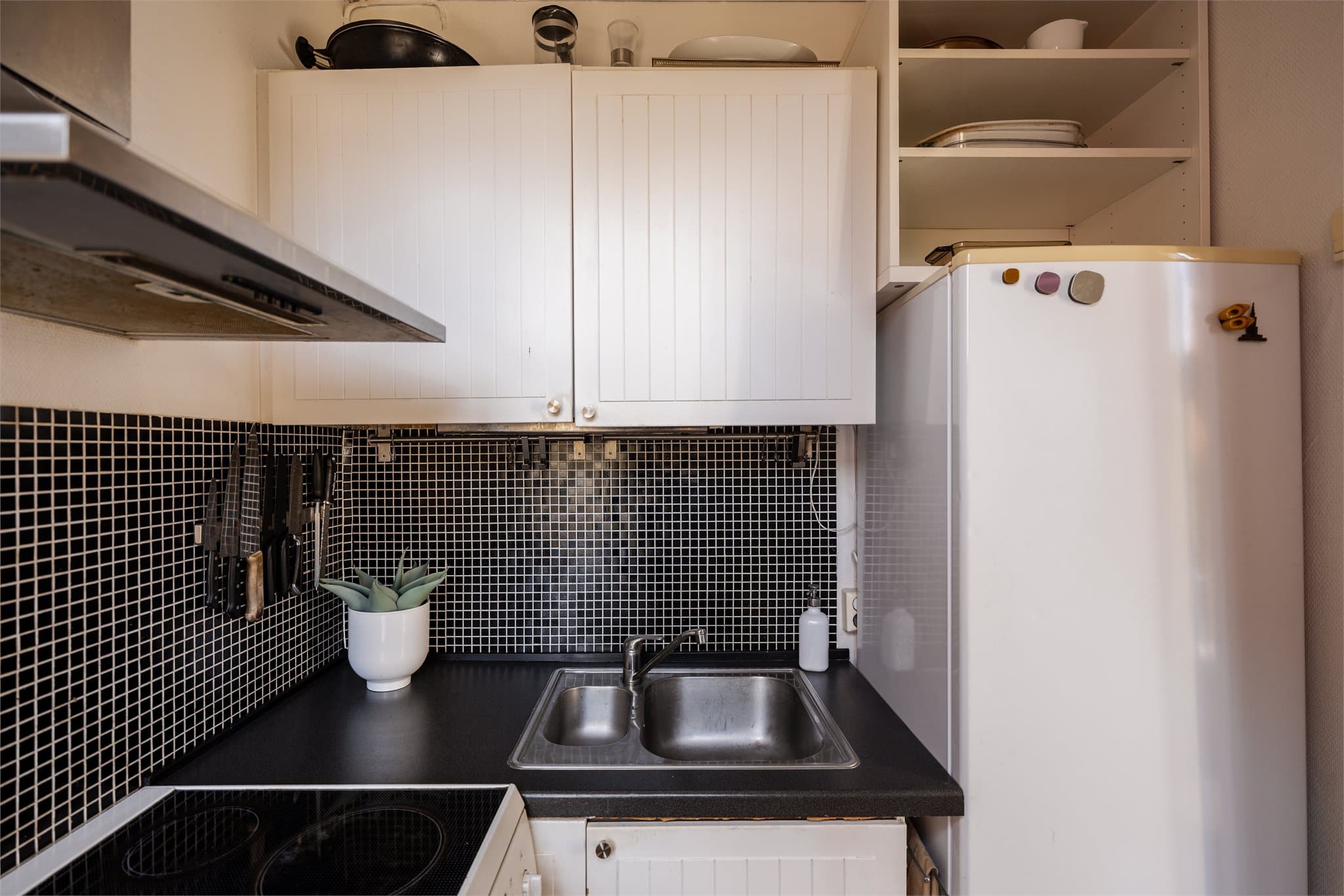 Over benken er det flislagt vegg, noe som både er stilrent og enkelt å rengjøre.