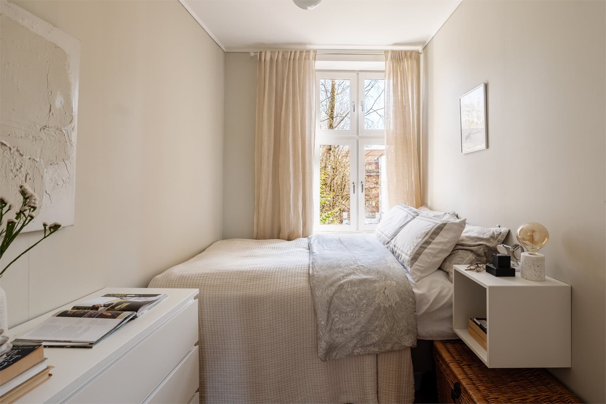 Soverommet har god plass til dobbeltseng og vender mot den stille bakgården, skjermet for trafikk.