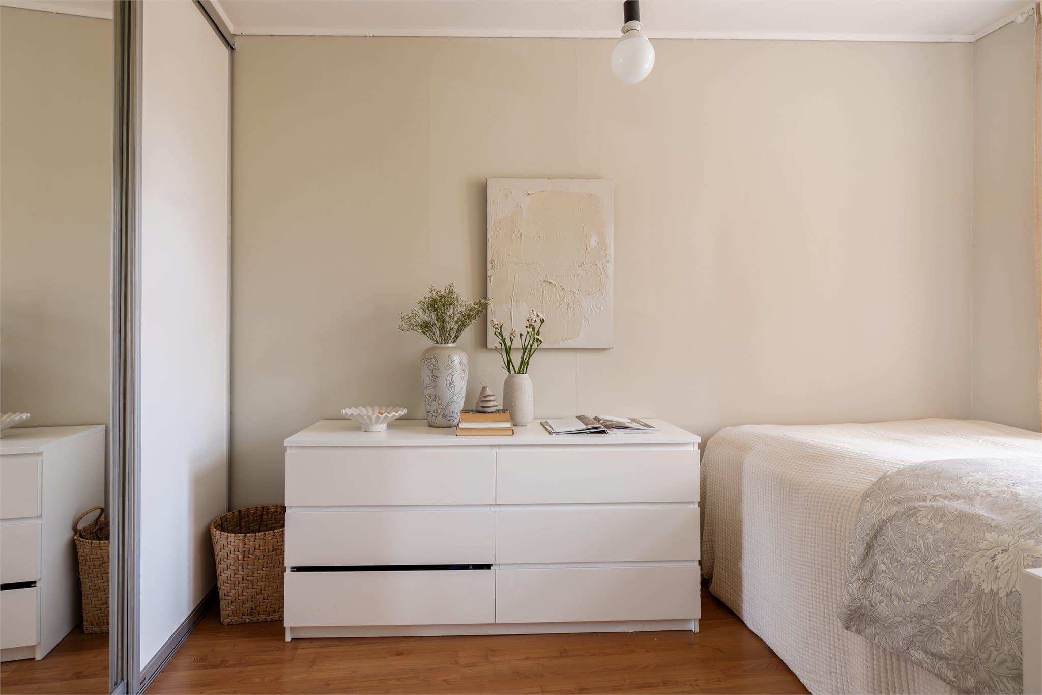 Rommet er lyst og har plass til en kommode eller annen oppbevaringsløsning.