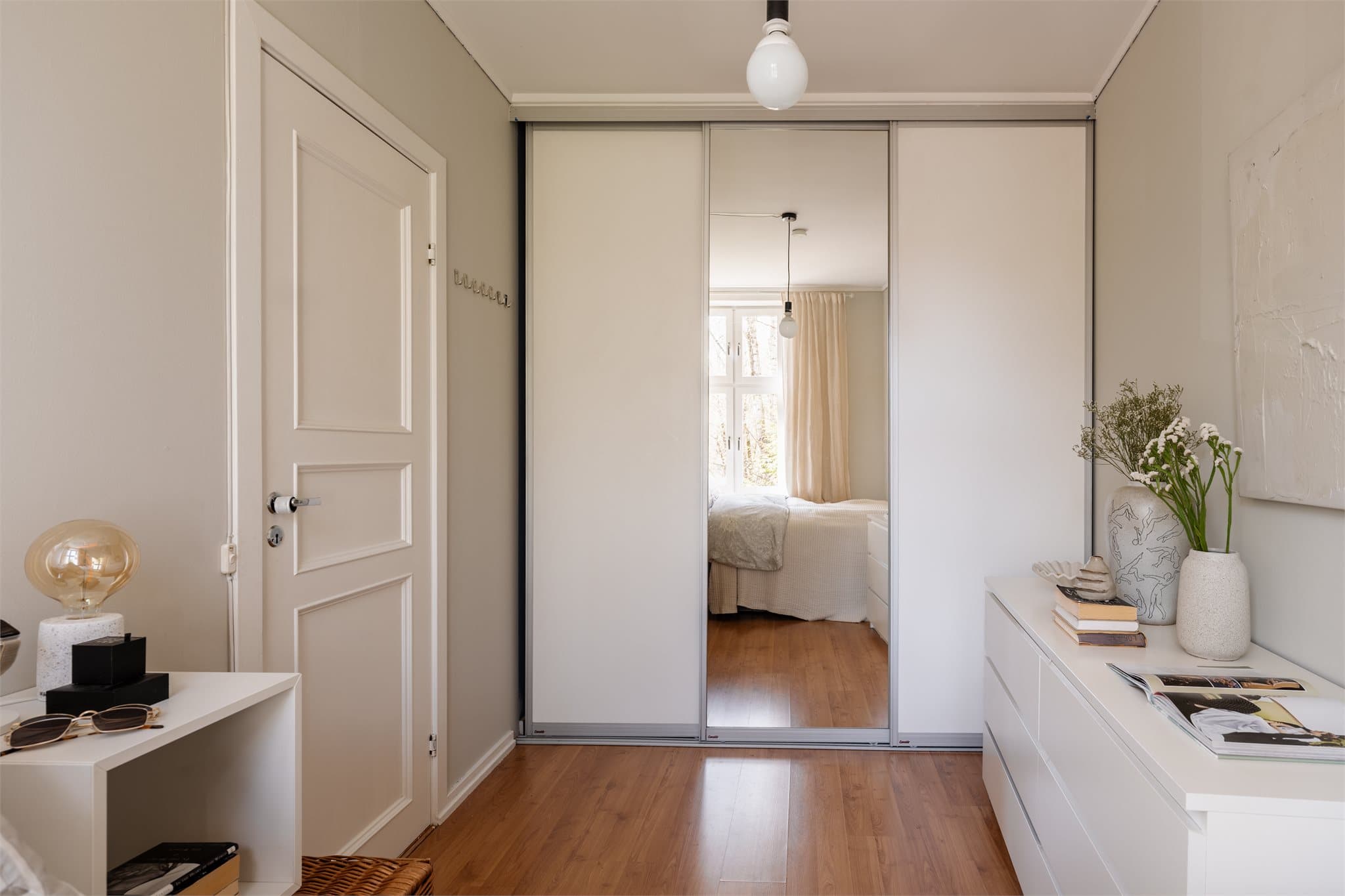 En stor skyvedørsgarderobe med speilfronter gir rikelig med oppbevaringsplass og bidrar til en god romfølelse.