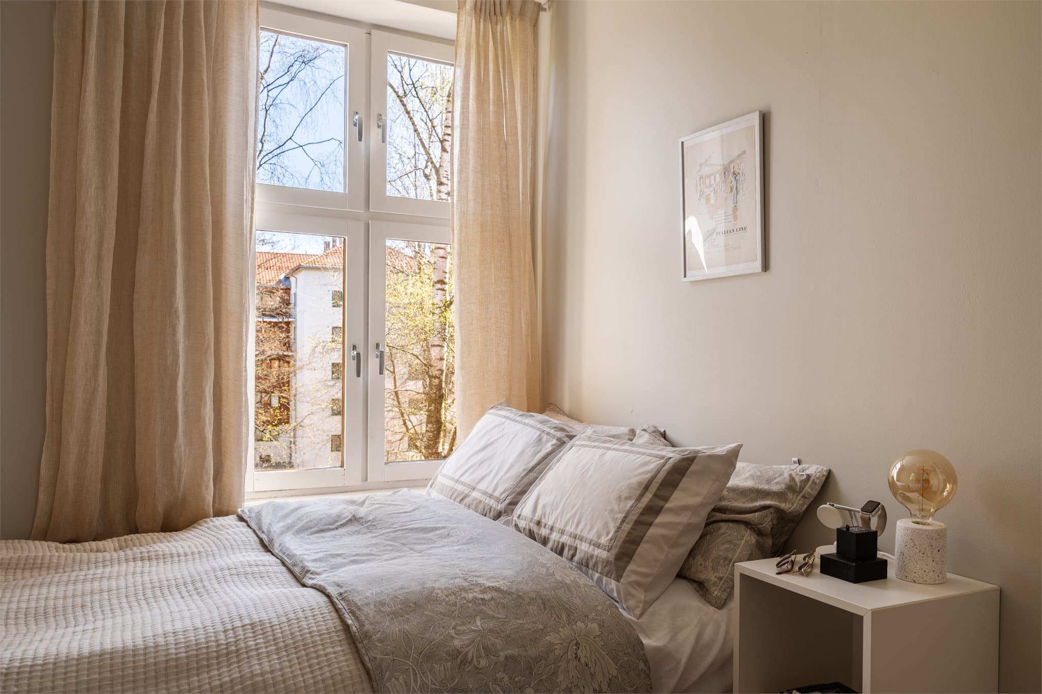 Vinduet på soverommet slipper inn godt med dagslys.