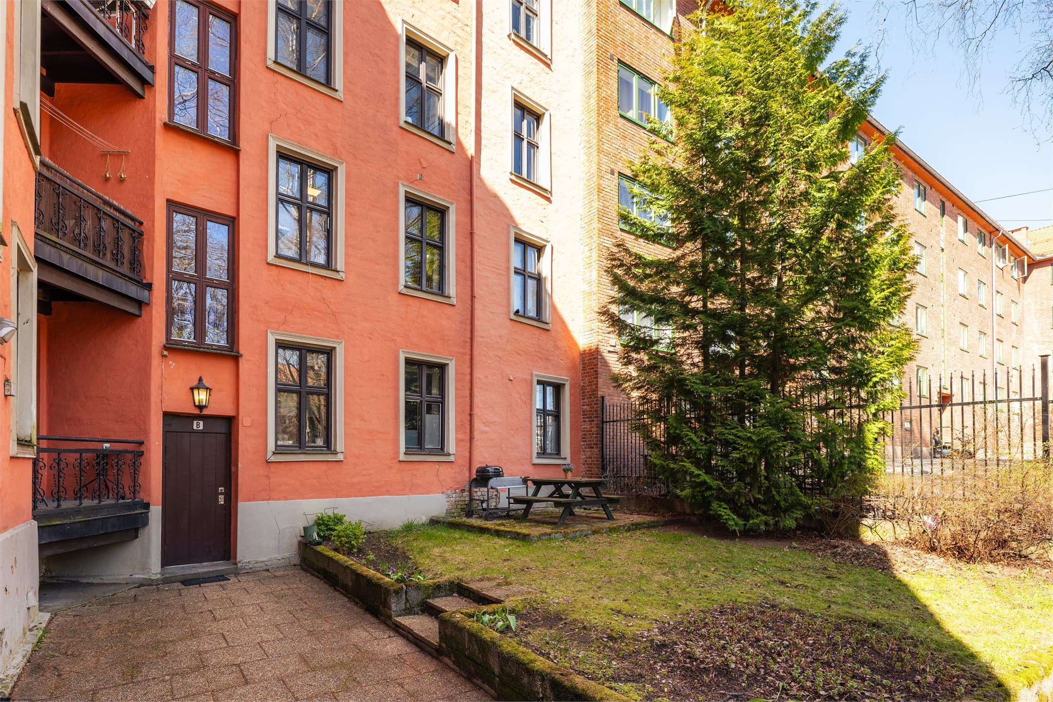 Sameiet har en hyggelig, felles bakgård med sittegruppe.