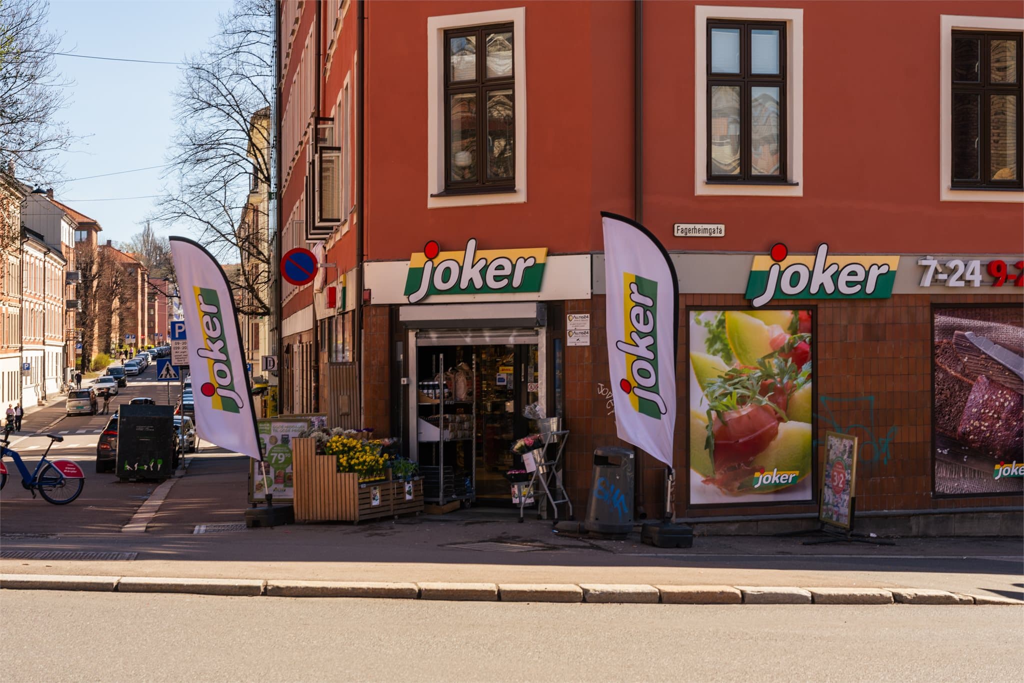 Dagligvarehandelen er enkel med Joker rett over gaten, som også er søndagsåpen.