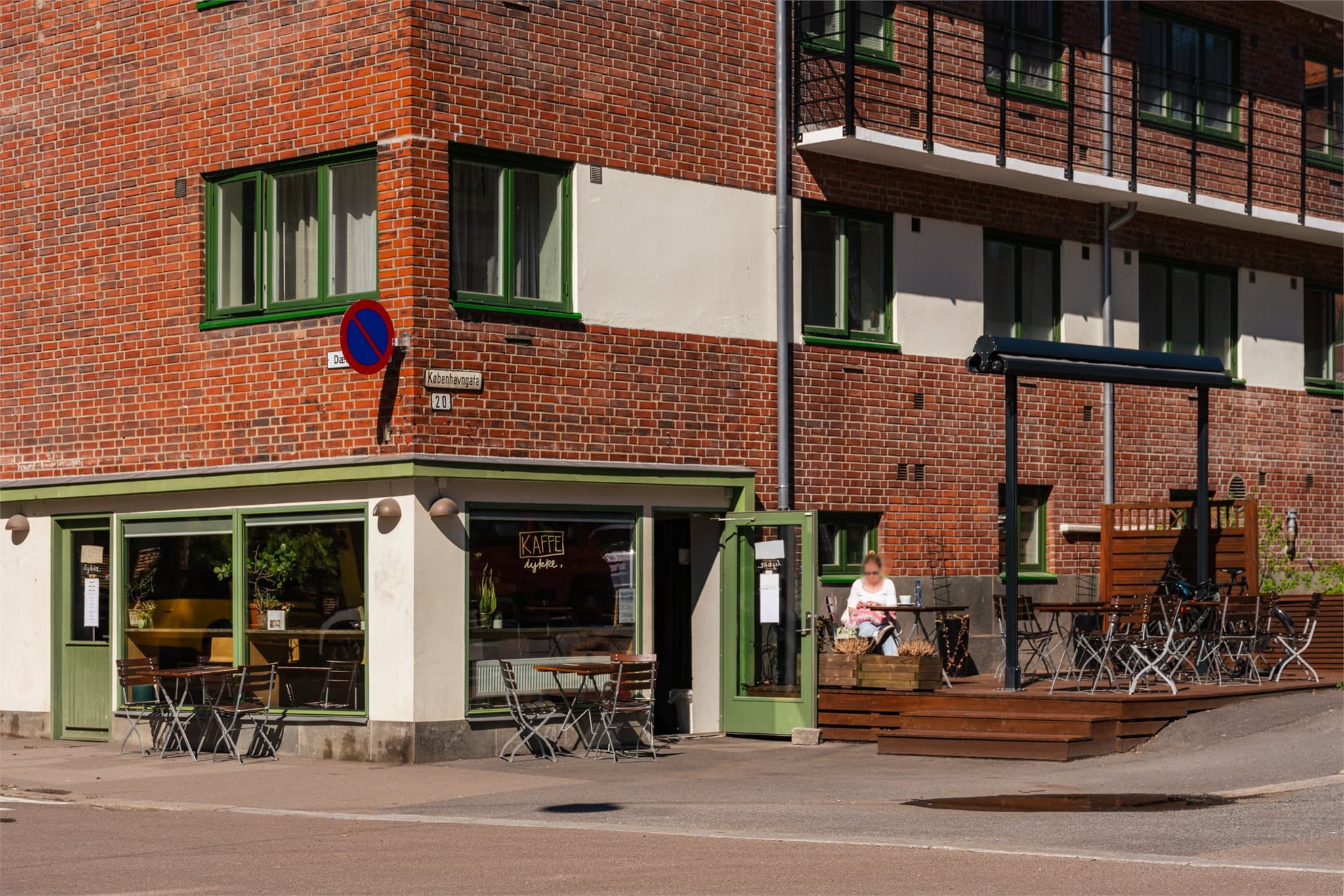 Området er kjent for sitt rike utvalg av kaféer, restauranter og barer, med populære steder som Hot Shop like i nærheten.