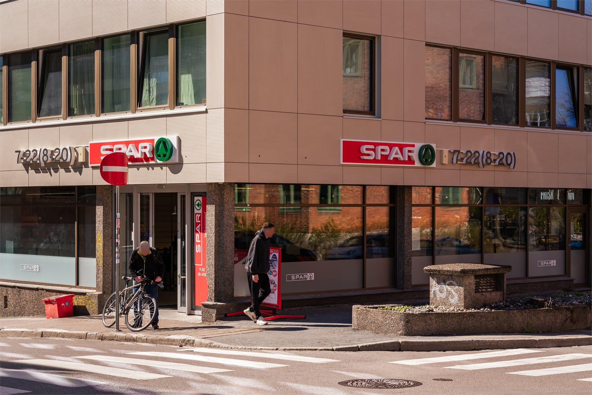 Flere dagligvarebutikker ligger i umiddelbar nærhet, inkludert Kiwi, Coop Extra og Spar. Meny er også i nærheten.