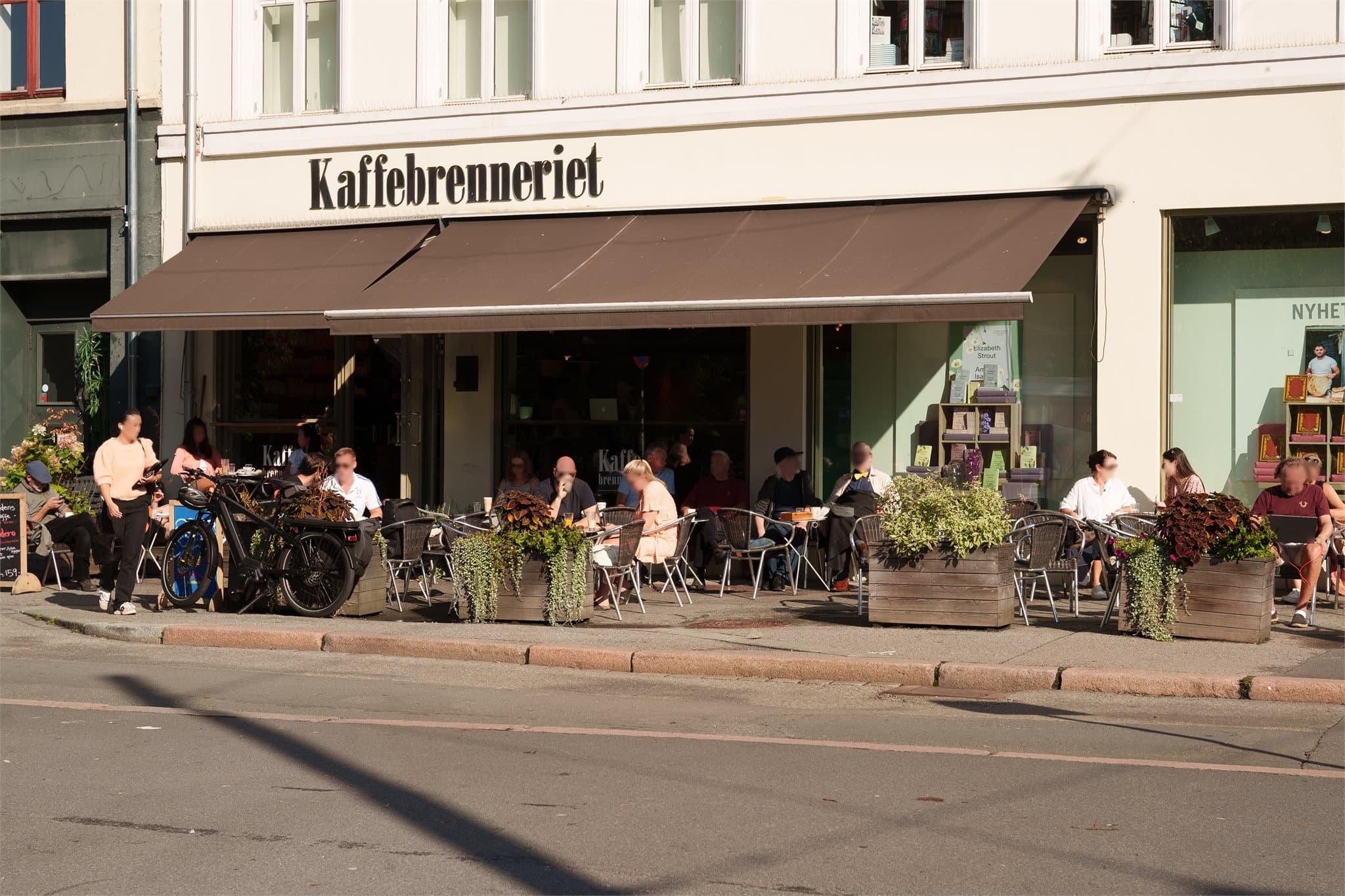 Grünerløkka byr på et pulserende byliv med et mangfold av møtesteder og serveringssteder.