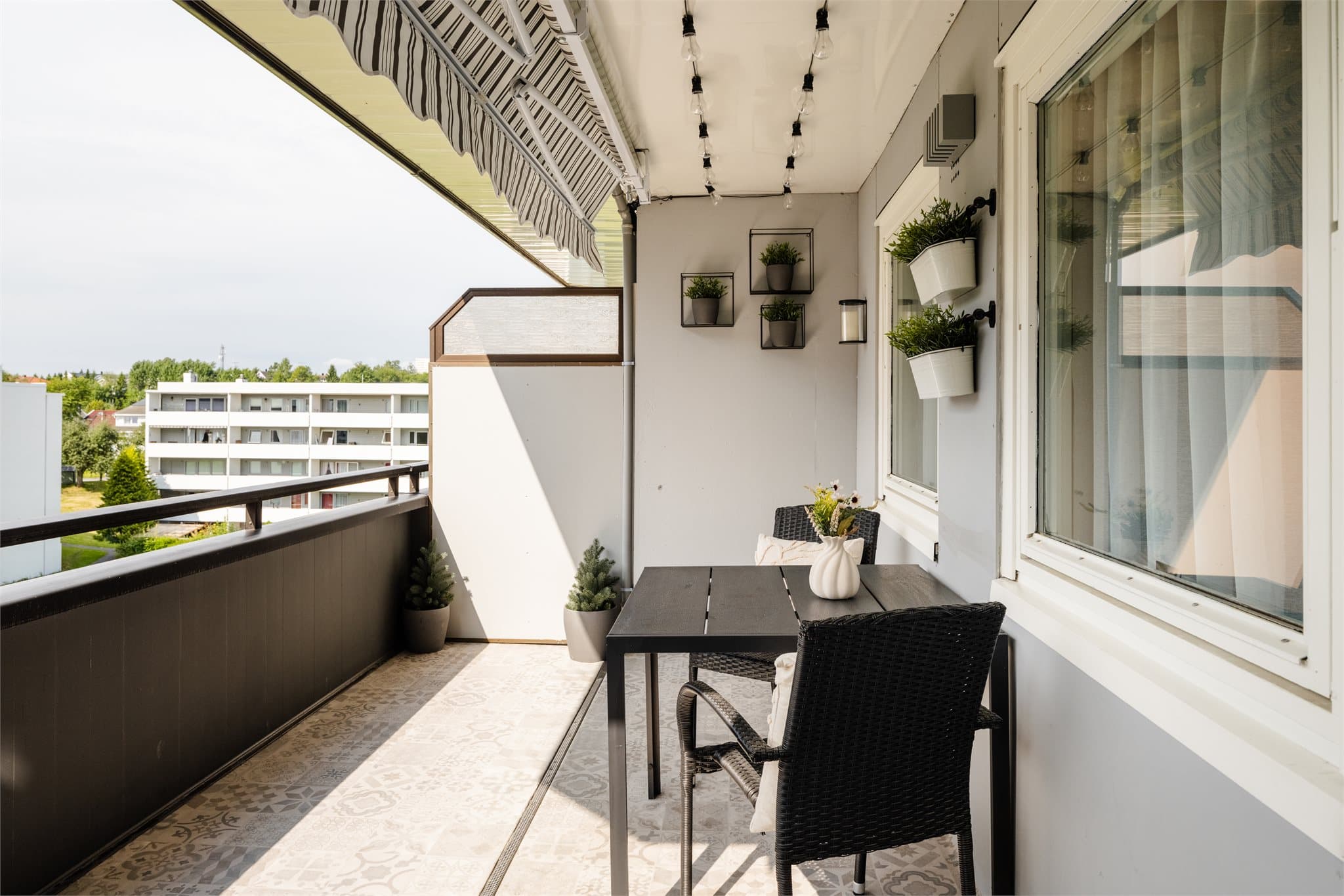 Her er det god plass til spisebord med stoler, og en manuell markise gir mulighet for skjerming etter behov.