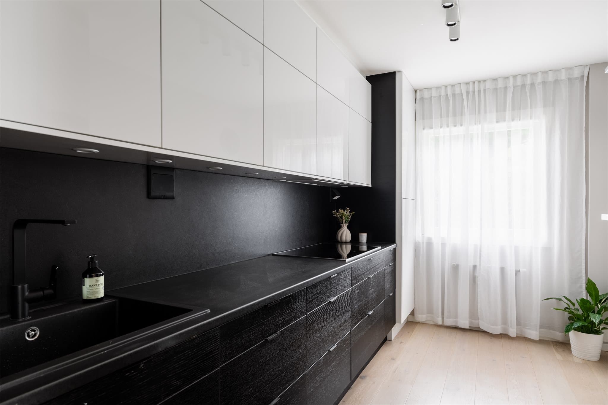 Separat og moderne kjøkken med innredning fra 2018. Kjøkkenet har Epoq-innredning med slette laminatfronter og laminat benkeplate.