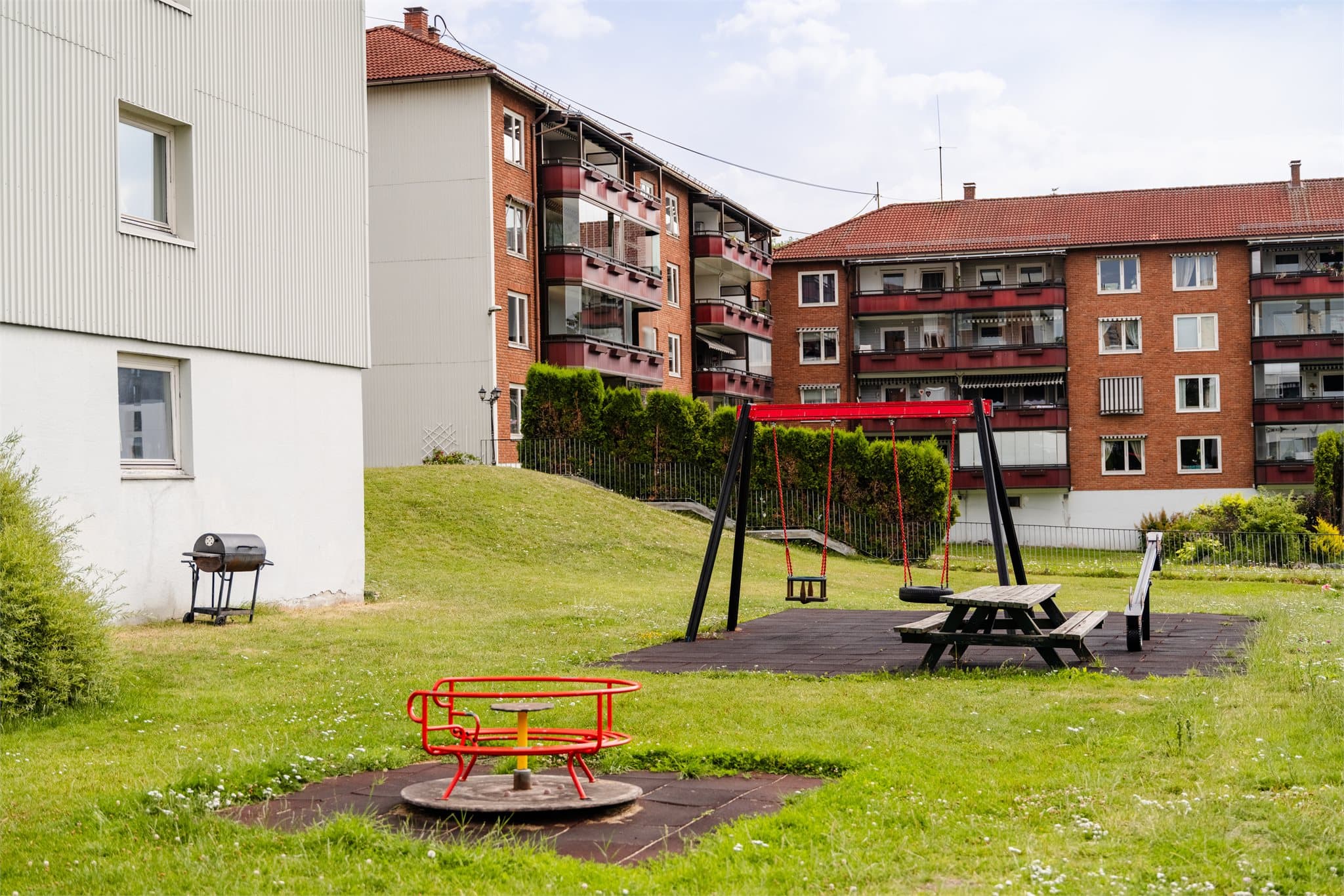 Sameiet har felles lekeplass og hyggelige uteområder for beboerne.
