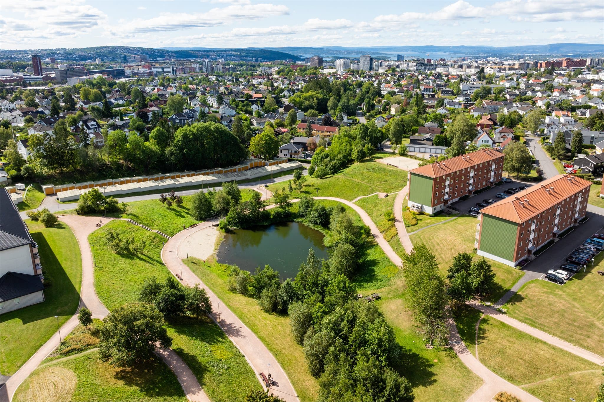 Like ved boligen ligger Bjerkedalen park, et stort og attraktivt friområde.