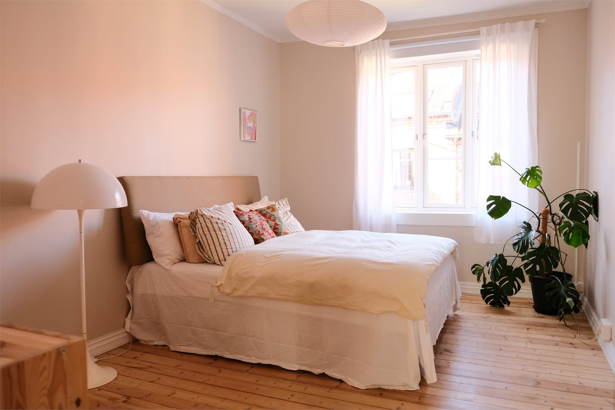 Svært romslig og luftig soverom på ca. 16 m² med hyggelig utsyn inn mot indre gård.