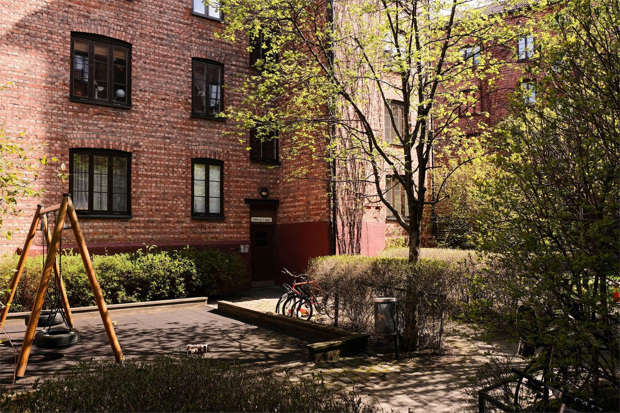 Borettslaget har i tillegg i gårdsrommet et flott utekjøkken med felles grill og uteplass.