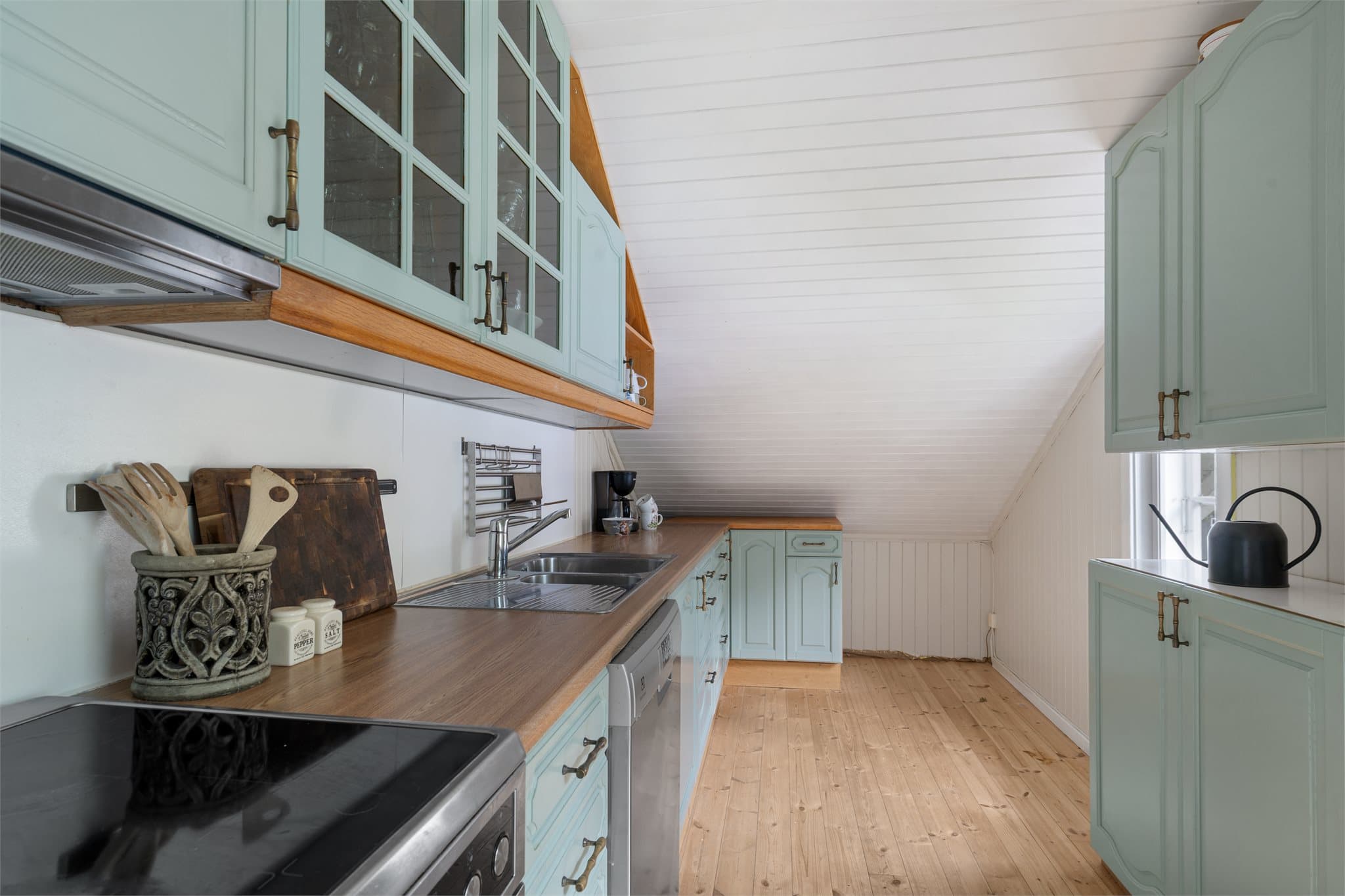 Det er plass for frittstående hvitevarer på kjøkkenet.