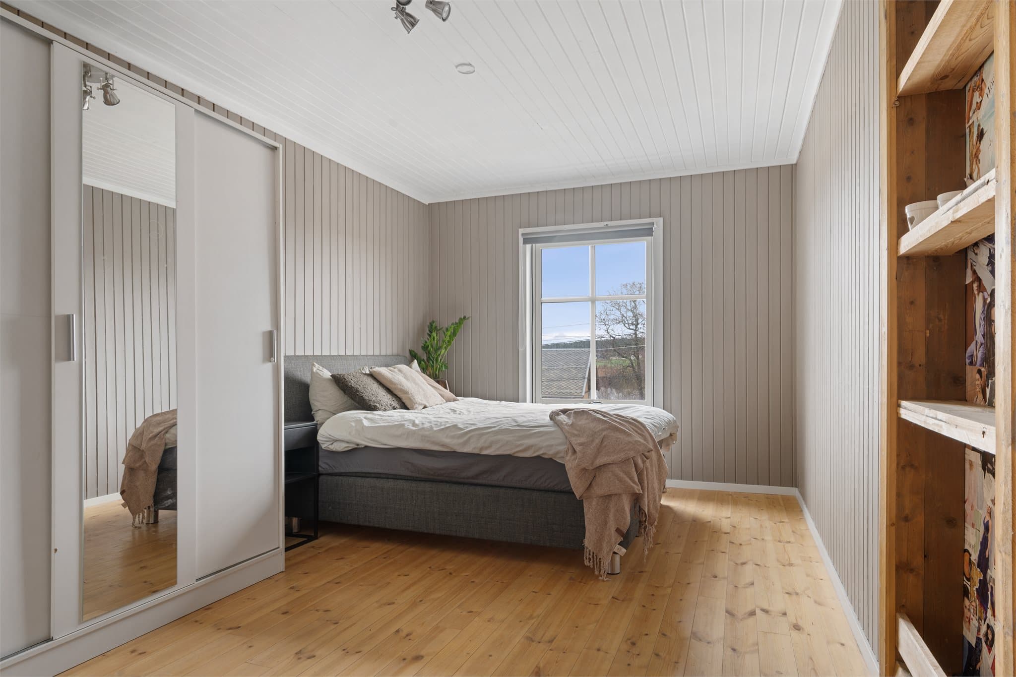 Boligen har fire fine soverom med plass for garderobeskap.