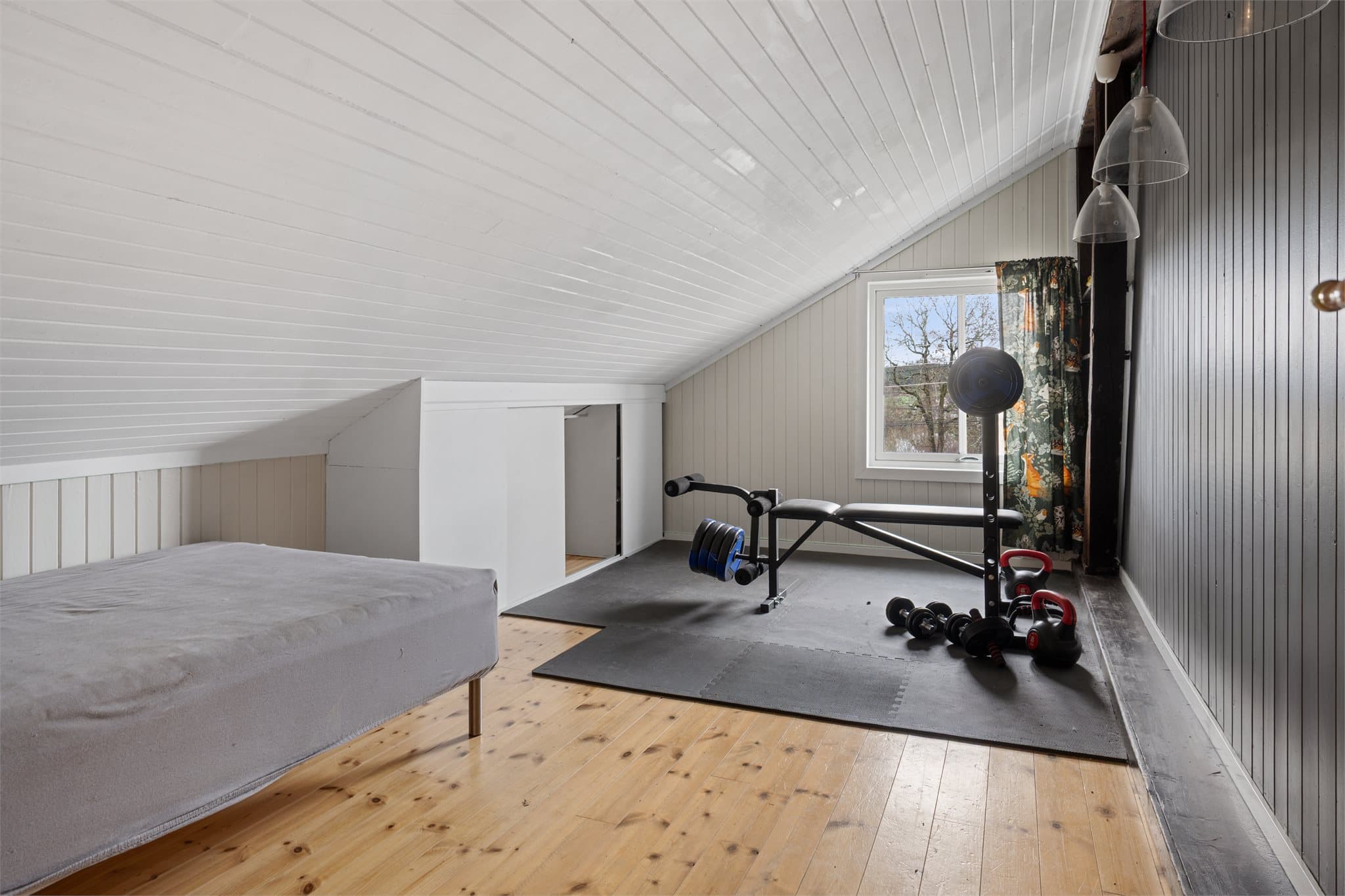 Soverommene er romslige og kan også nyttes til hobby.