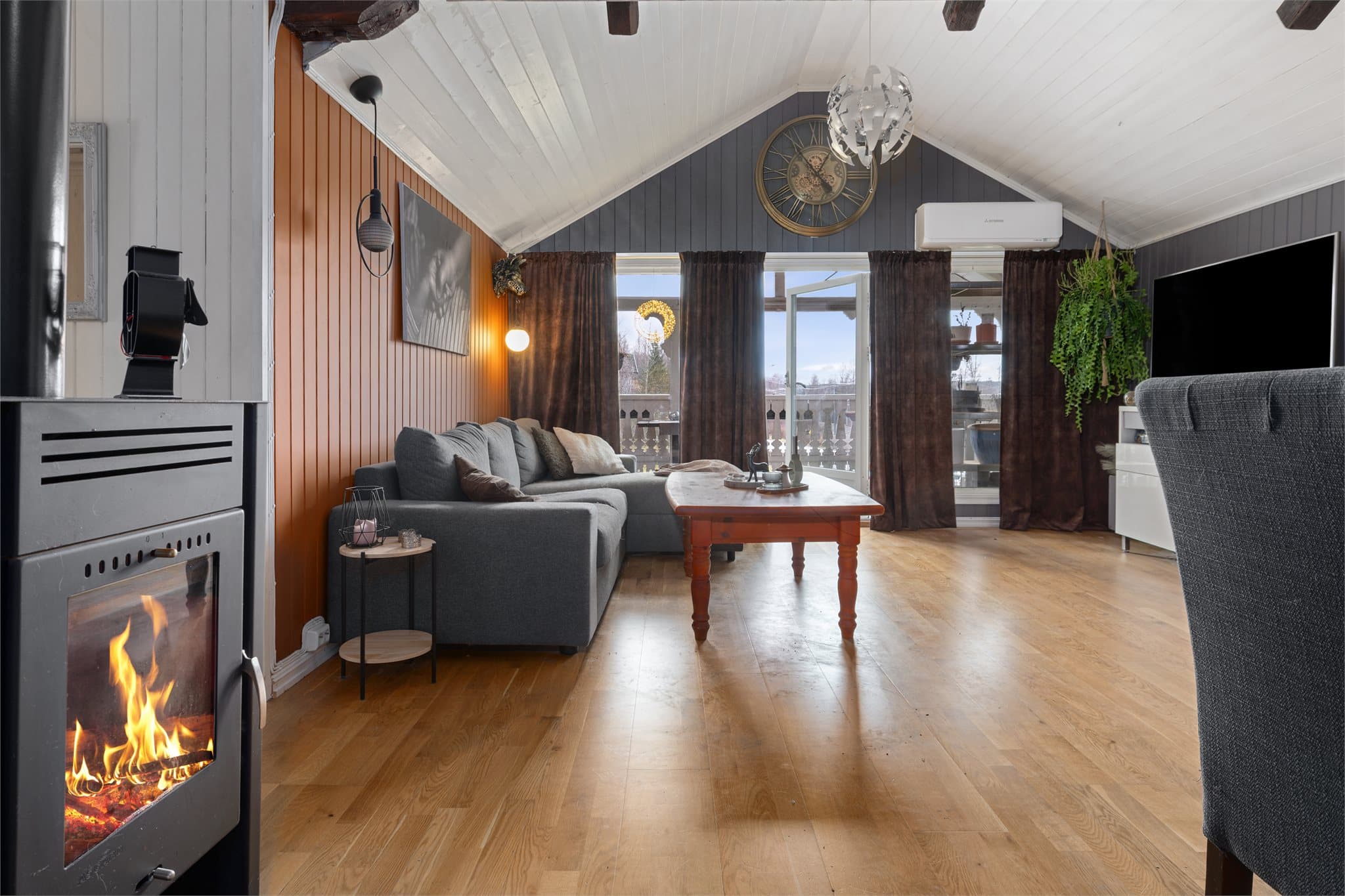 Stuen har peisovn.