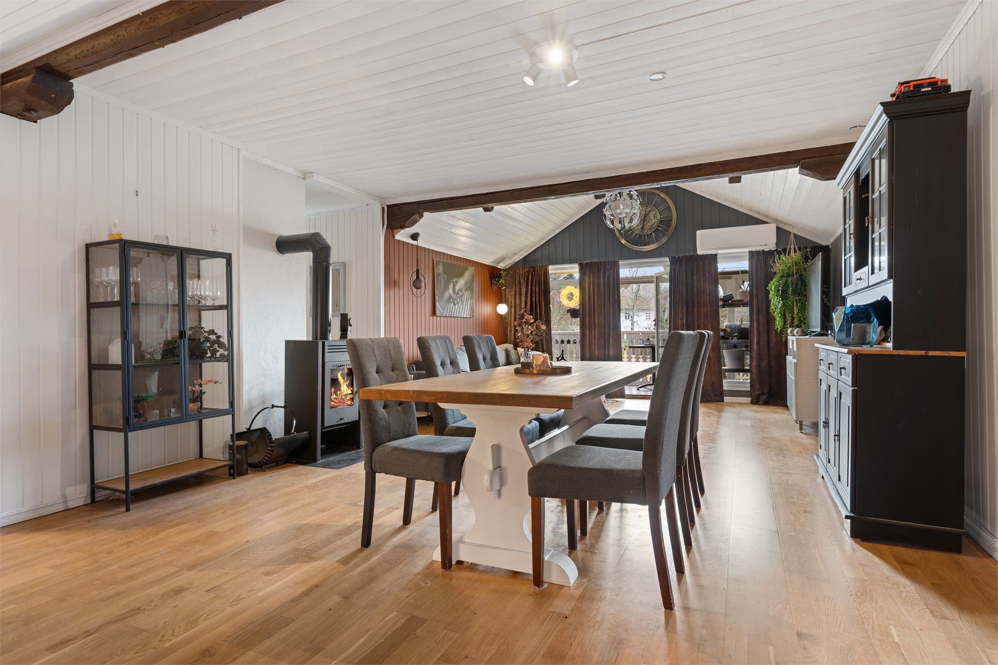 God plass til både spisebord og sofamøblement.