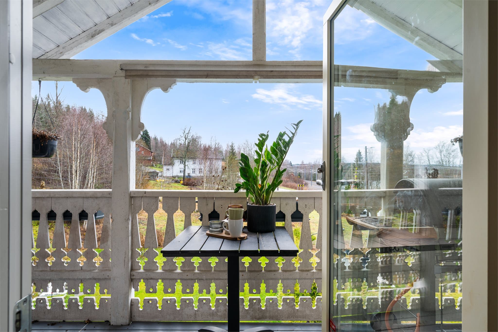 Boligen har en fin, overbygget balkong.