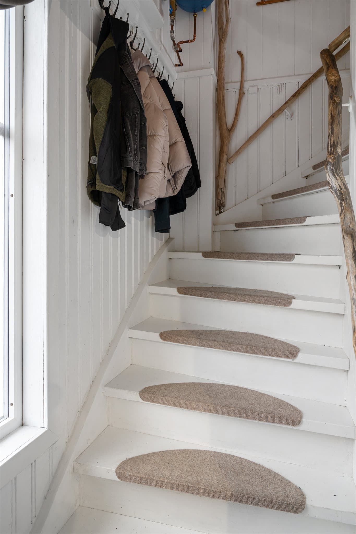 Gang med plass for yttertøy.