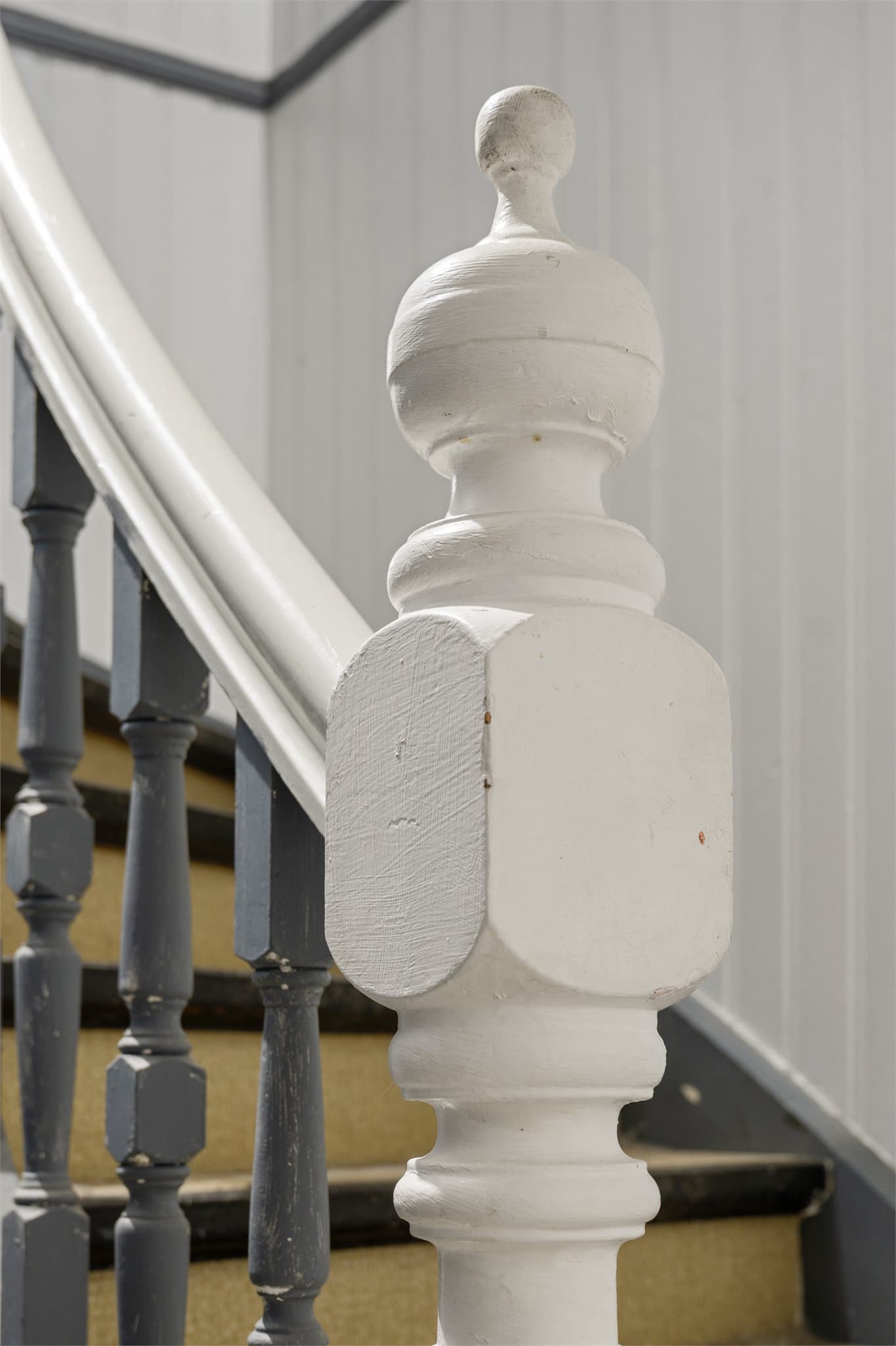 Nydelige detaljer. I 2. etasje er det en felles gang som nyttes av seksjonene i 2. og 3. etasje for yttertøy og sko.