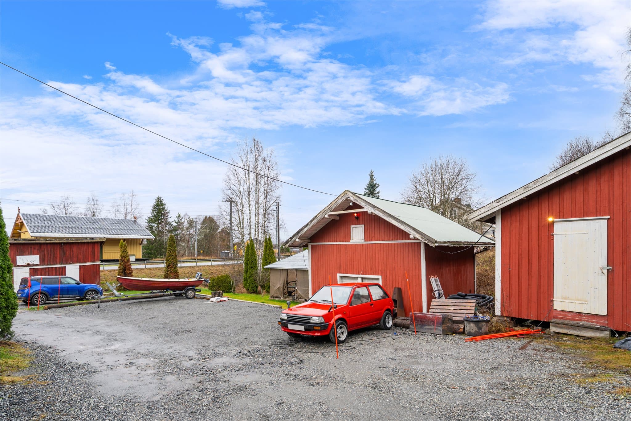 Ifølge eier kan det per i dag benyttes parkeringsplass fra der båten står, til og med den røde bilen. Dette gir muligheter for parkering av ca. 4. biler. Det er lagringsplass i bod til høyre i bilde.