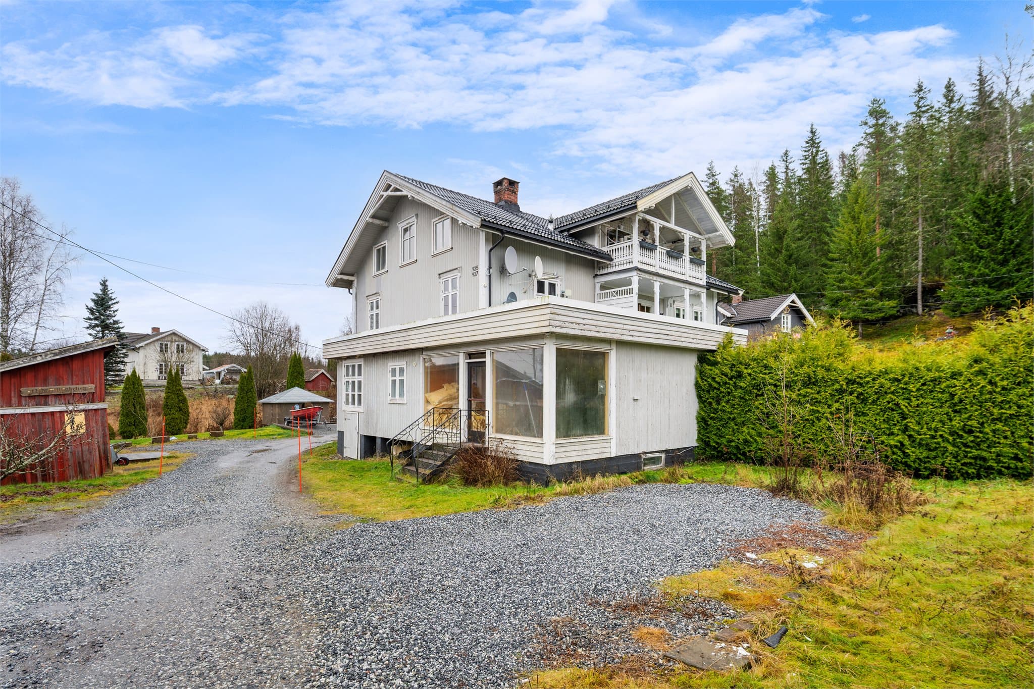 Gruset adkomst til boligen.