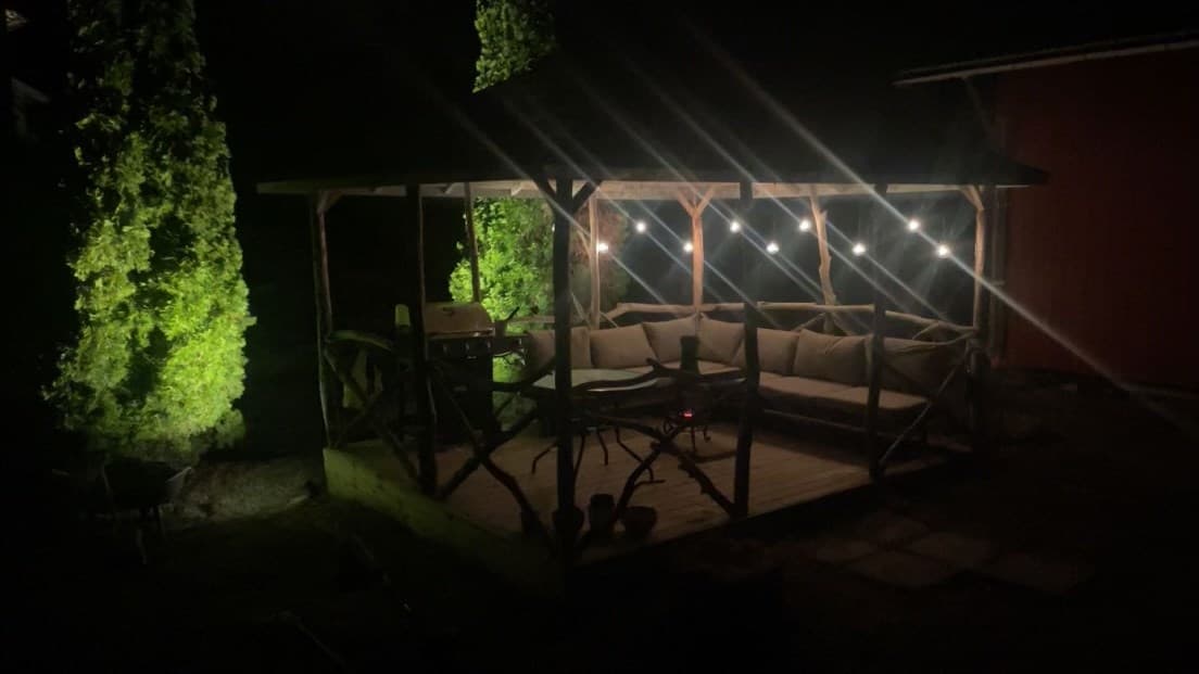 Eier opplyser at det disponeres grøntområde og platting på fellesareal. Selgers private bilde.