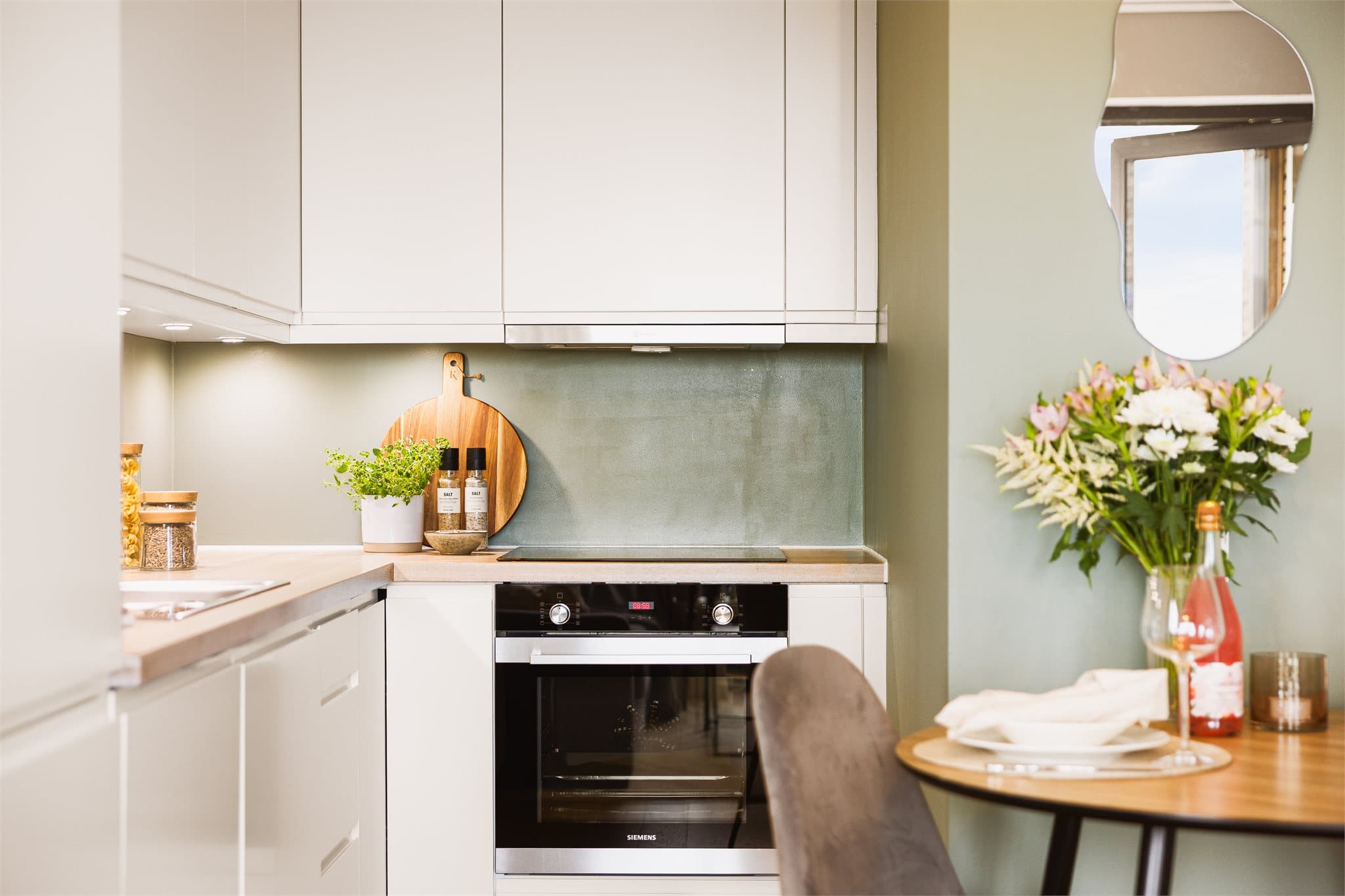 Kjøkkenet har integrerte hvitevarer fra Siemens og belysning med downlights.