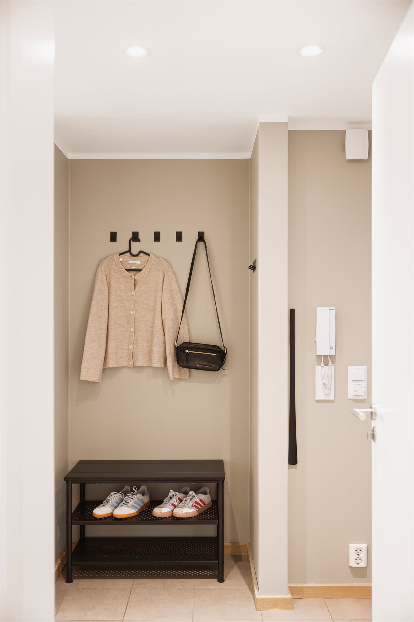 Innbydende entré med plass til yttertøy og downlights i himling som gir et moderne uttrykk.