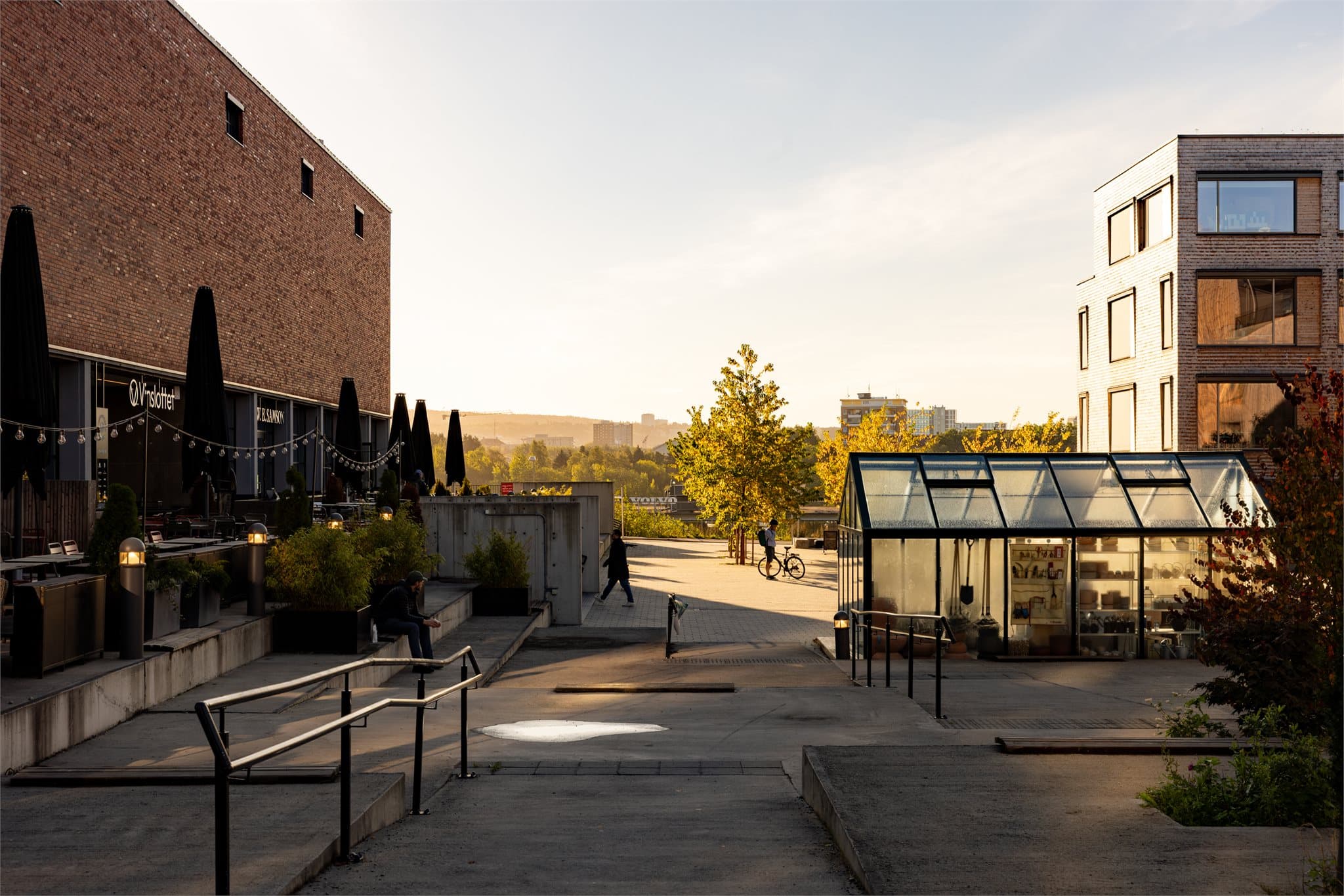 Her finner du blant annet dagligvarebutikken Spar, Synsam (optiker) og Normal en fresh gastropub, bakeri og flere hyggelige spisesteder.