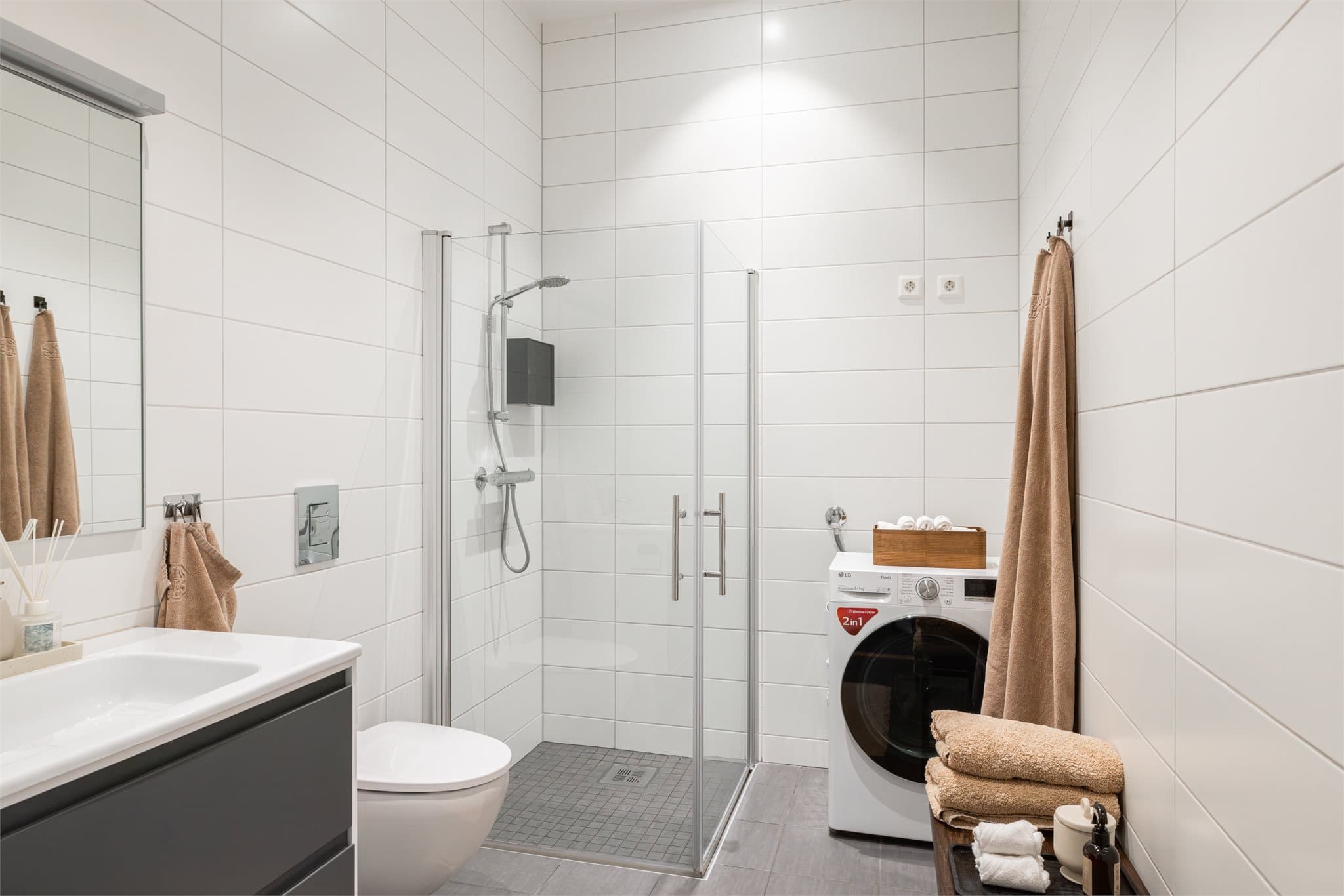 Leiligheten har et lekkert og romslig bad med flislagte vegger og gulv, downlights og vannbåren gulvvarme.