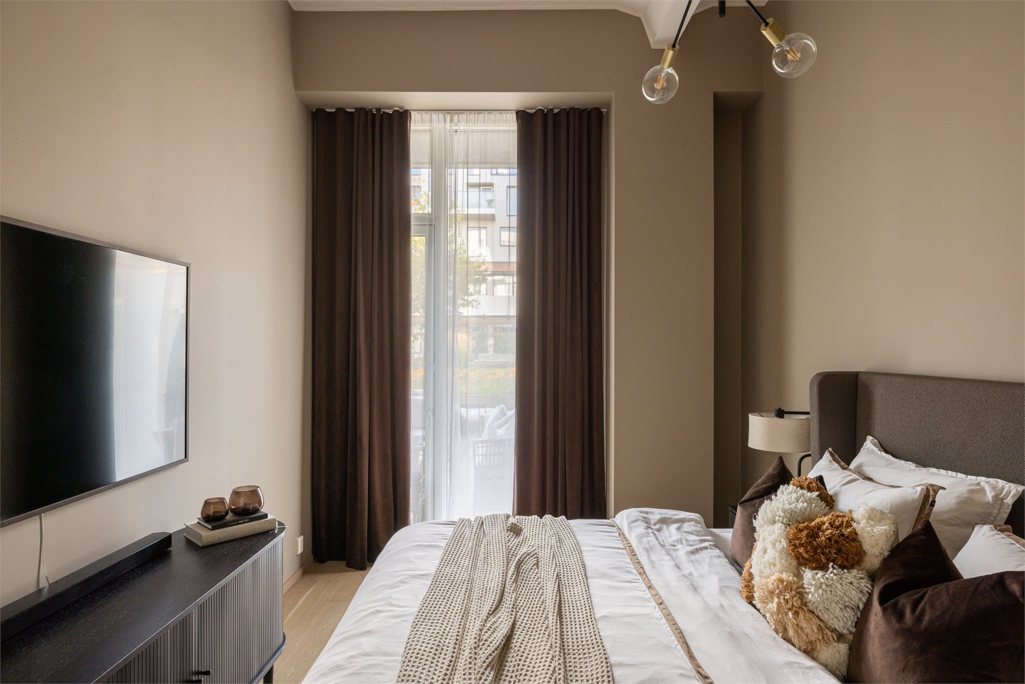 Hovedsoverommet er svært innbydende med malt veggfarge fra 2024, spesialtilpassede gardiner og ny garderobeløsning med god lagringsplass.