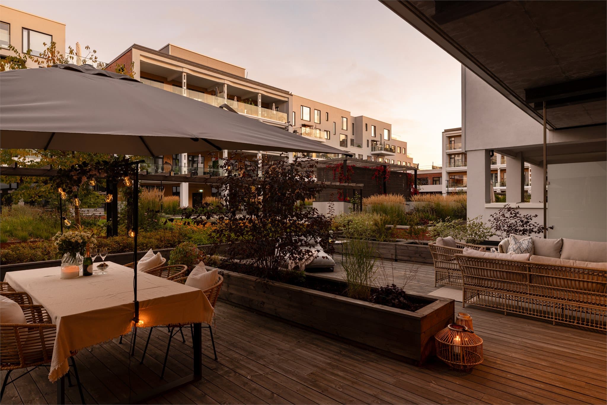 Markterrassen ligger sydøstvendt, vendt mot et lukket atrium. Arealet er på hele 73kvm.