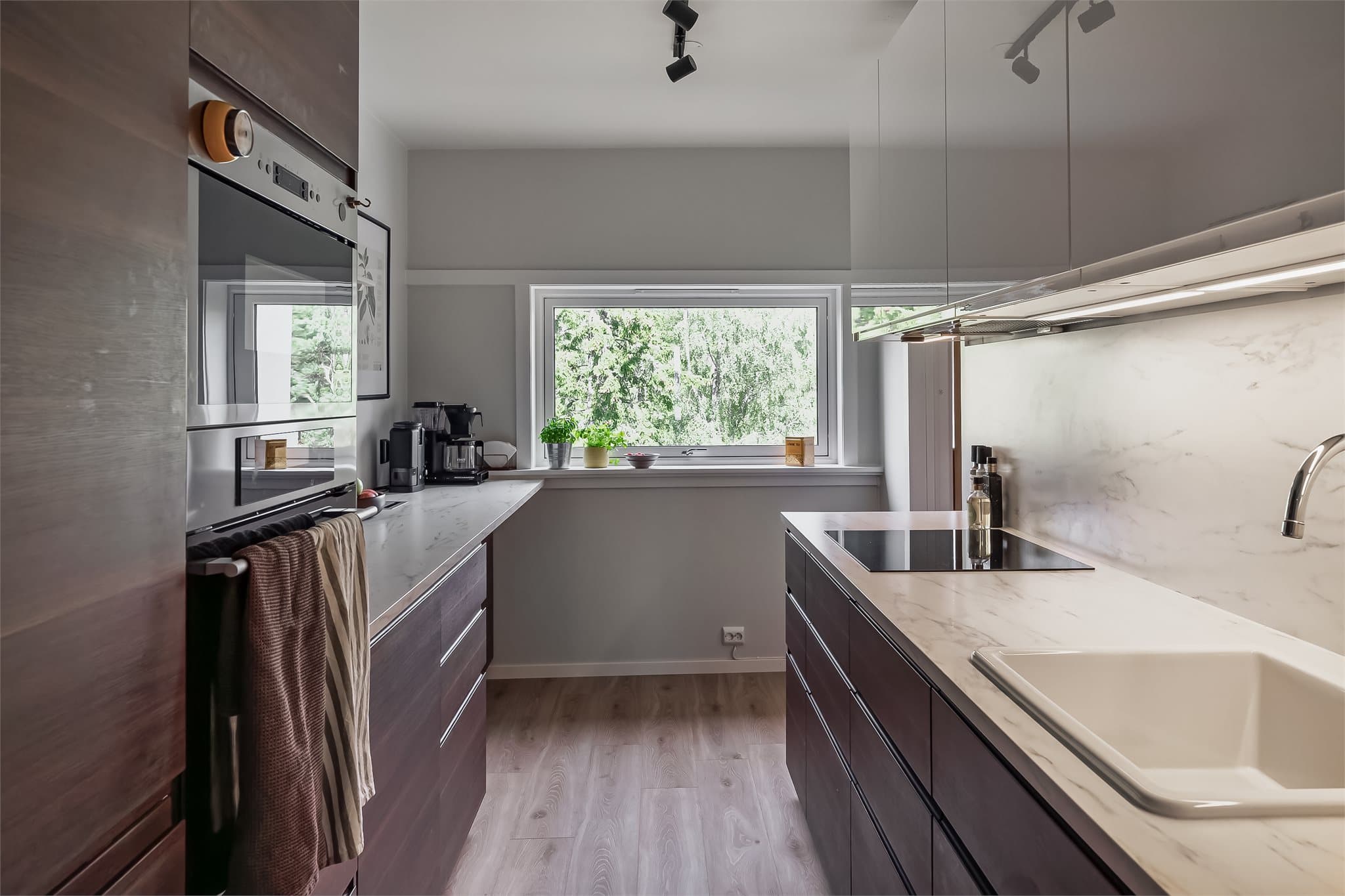 Nydelig utsyn mot grønne omgivelser fra kjøkkenet.